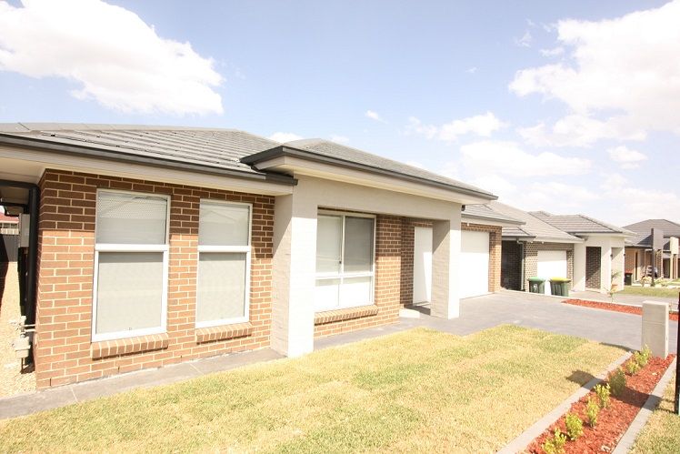 5 Hinton Loop, Oran Park, NSW 2570