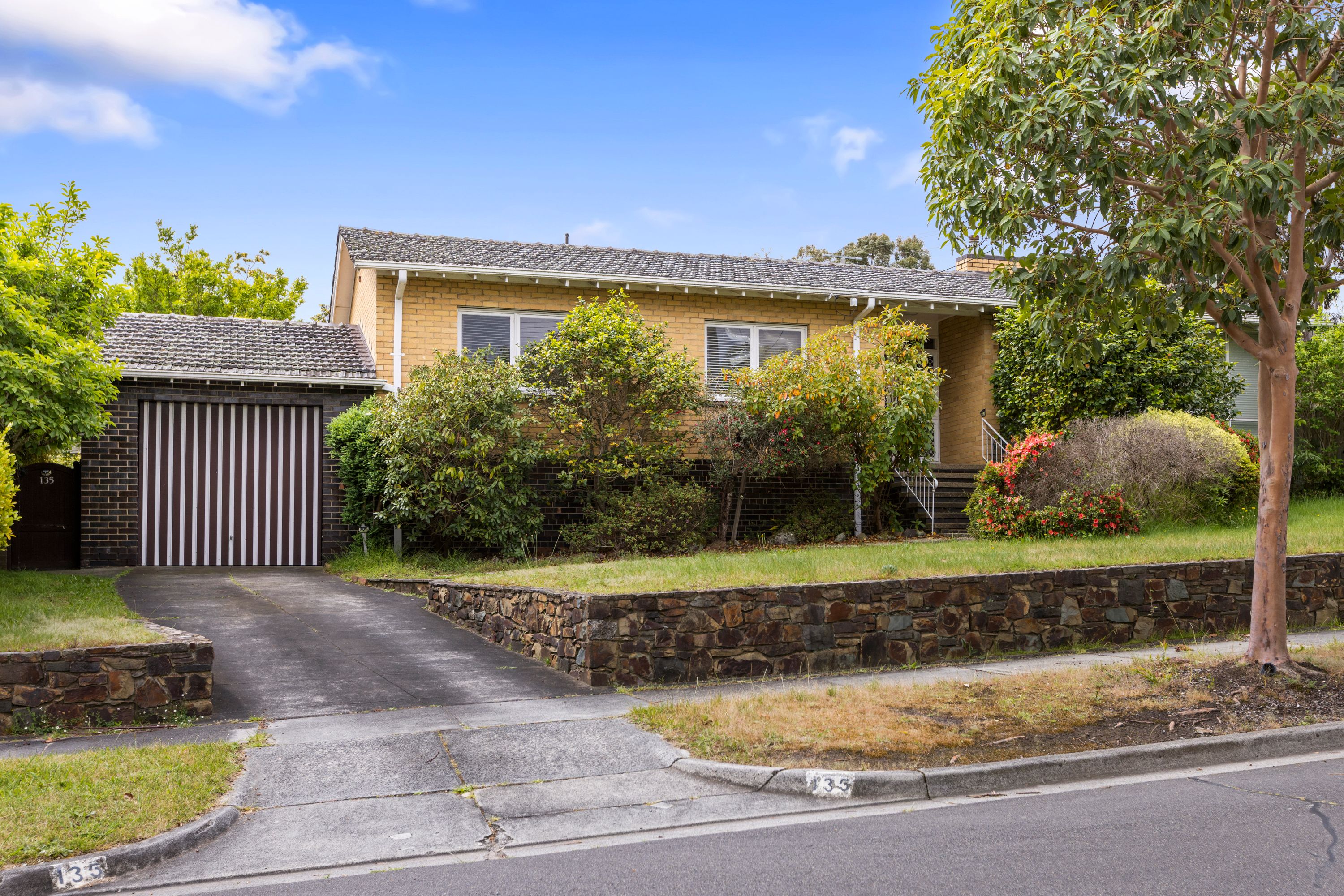 135 Huntingdale Road — photo from Ray White Mount Waverley