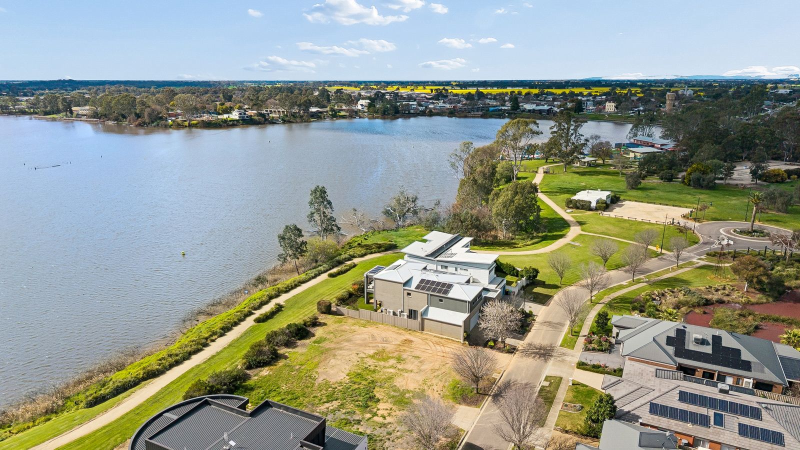 6 Lakeside Drive — photo 9 of 10