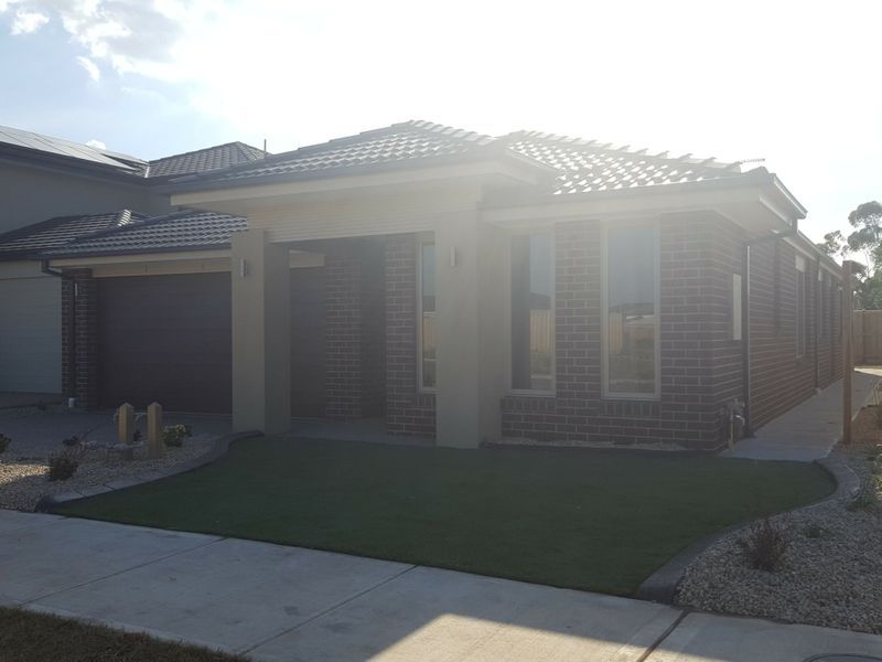 32 Speargrass Close, Clyde North, VIC 3978