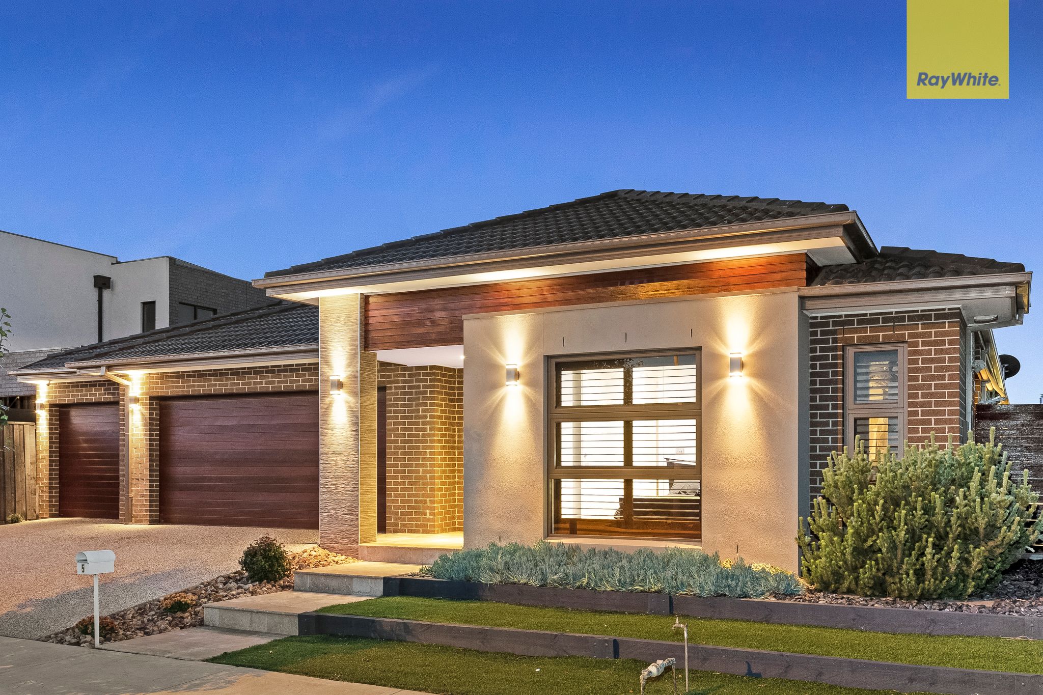 5 Balerno Way, Taylors Hill VIC 3037