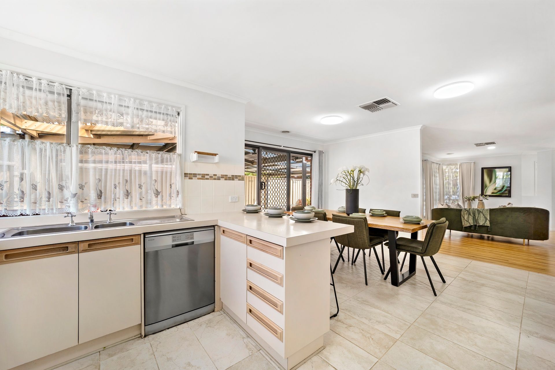 12 Rebecca Court — photo 6 of 17