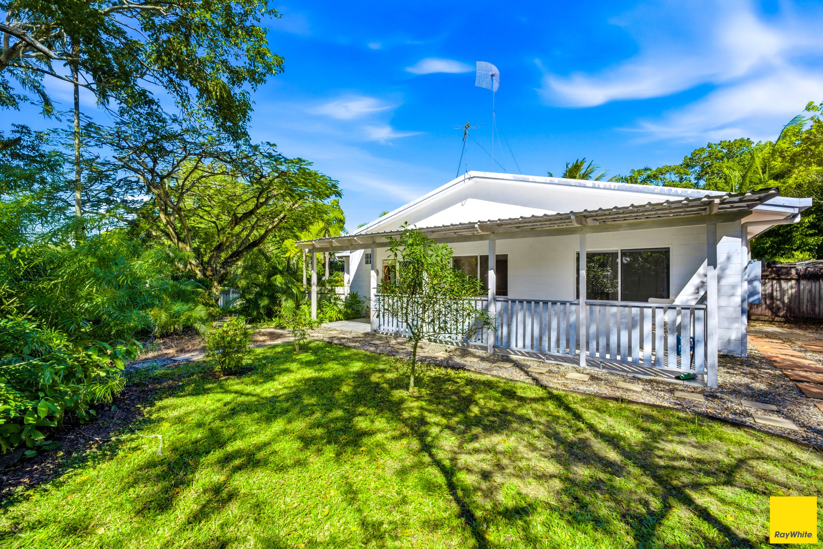 2/1 Baronia Crescent, Holloways Beach, QLD 4878