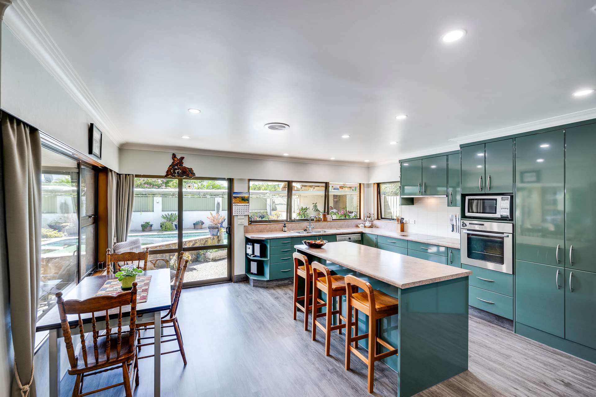391 Westminster Avenue photo 4