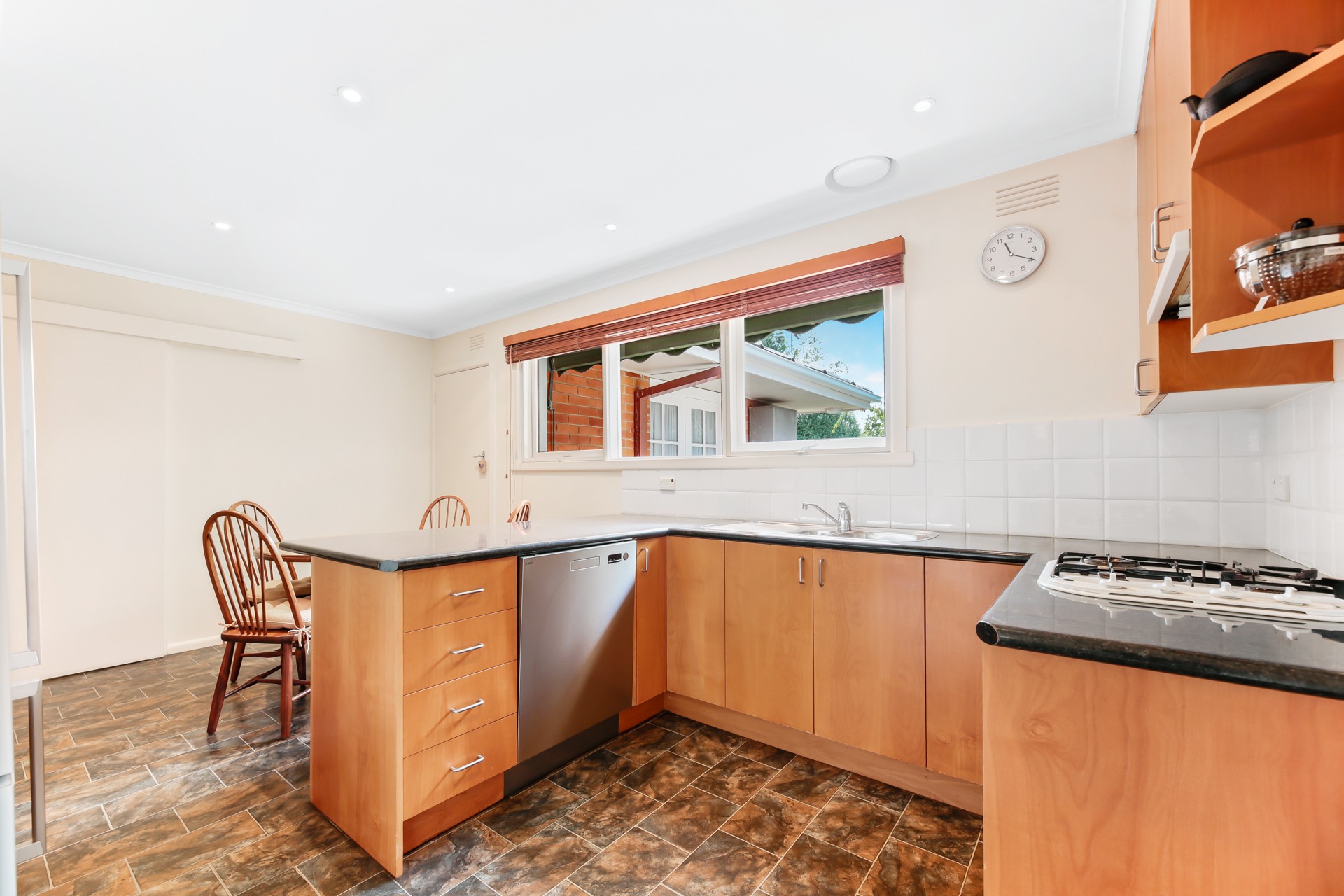 16 Laura Grove, Mount Waverley, VIC 3149