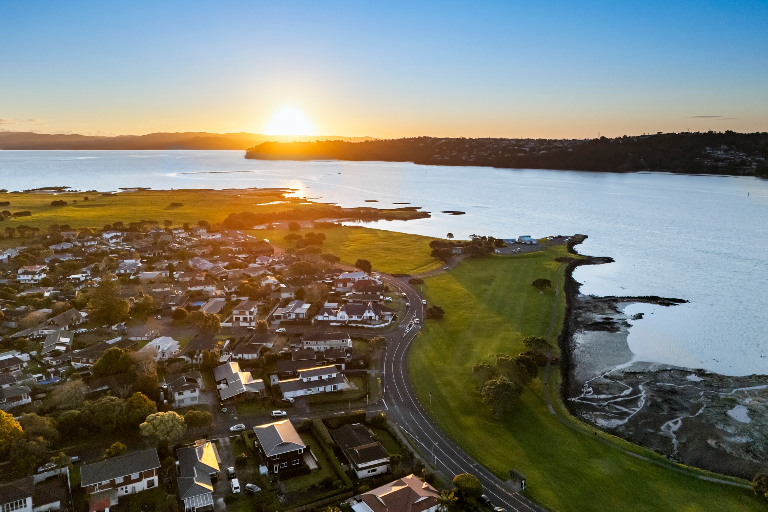 77 Kiwi Esplanade, Mangere Bridge, Manukau City