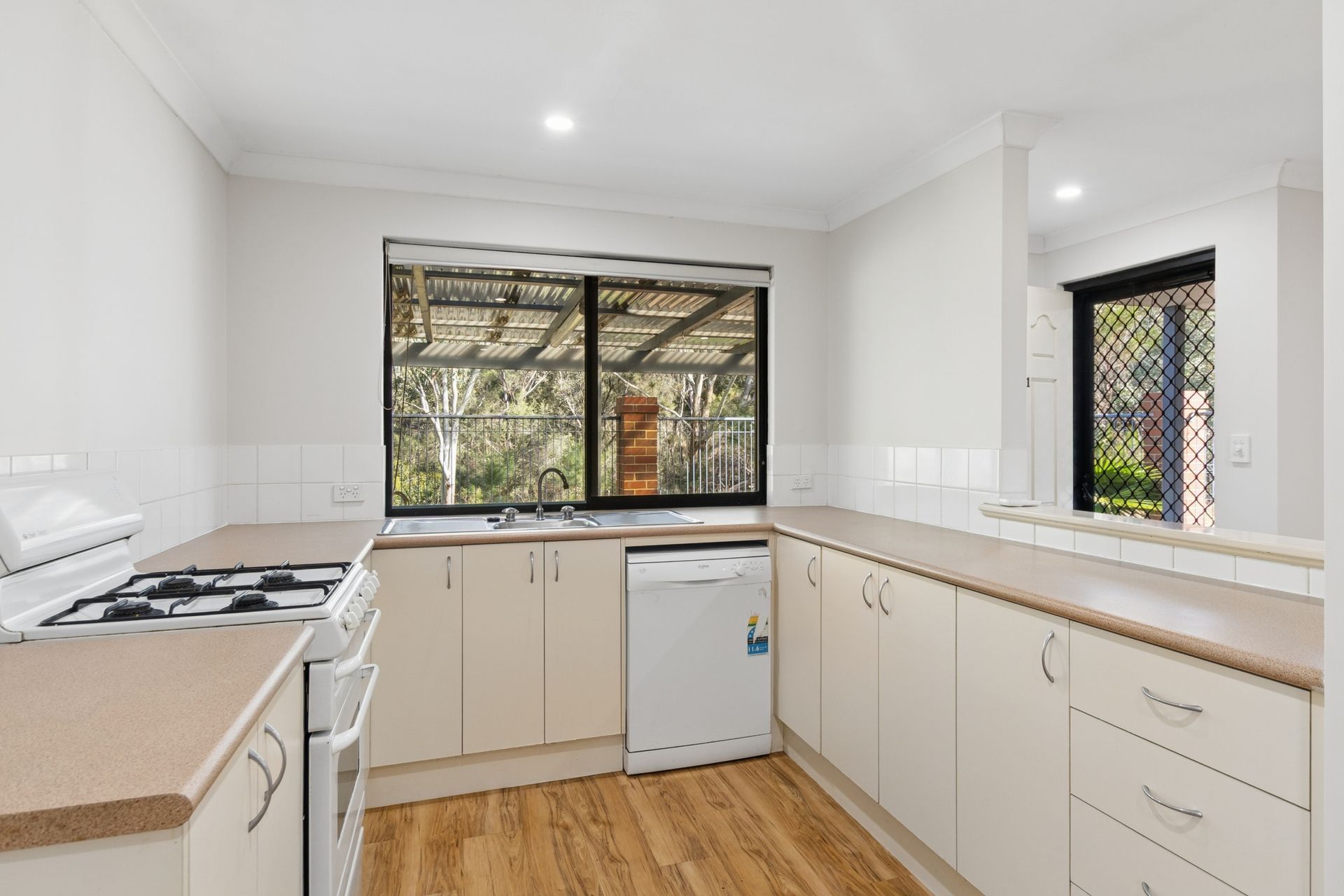31/11 Elvire Street — photo 4 of 17