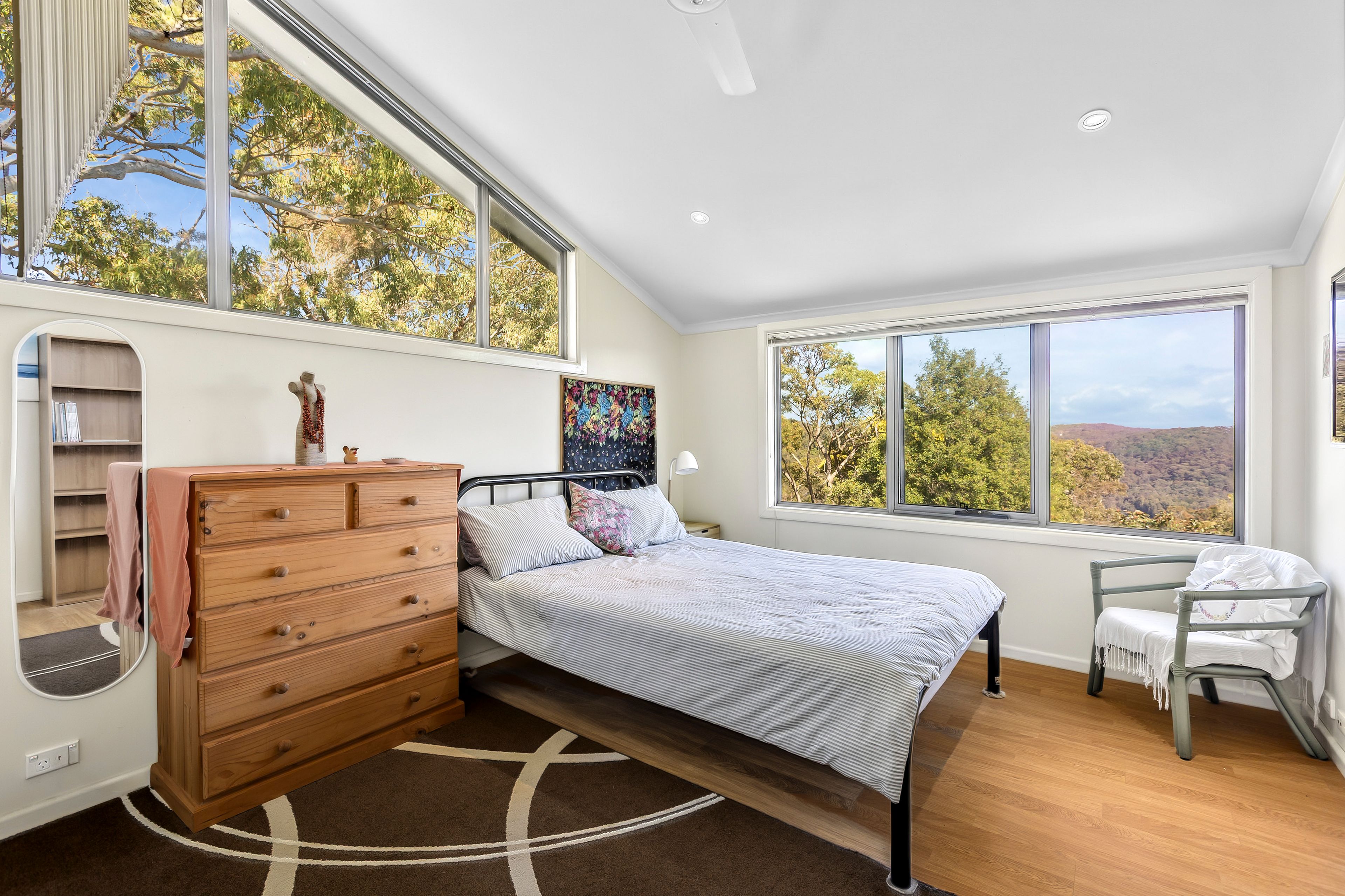 Wonderfully versatile and secluded family sanctuary in a whisper-quiet cul-de-sac with expansive bushland panoramas — photo 9 of 9