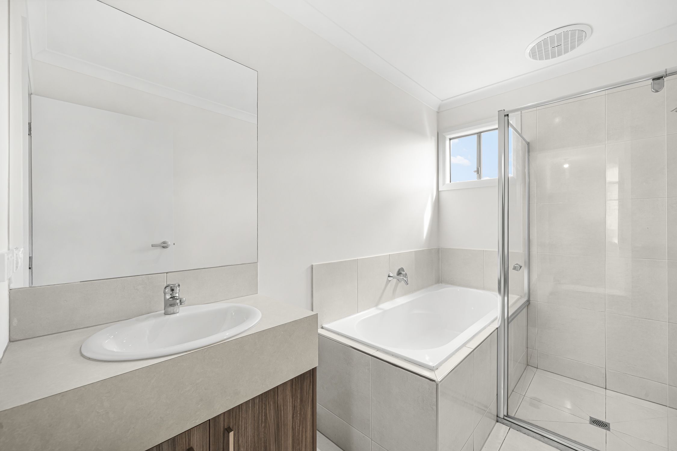 32 Eastbourne Crescent — photo 11 of 12