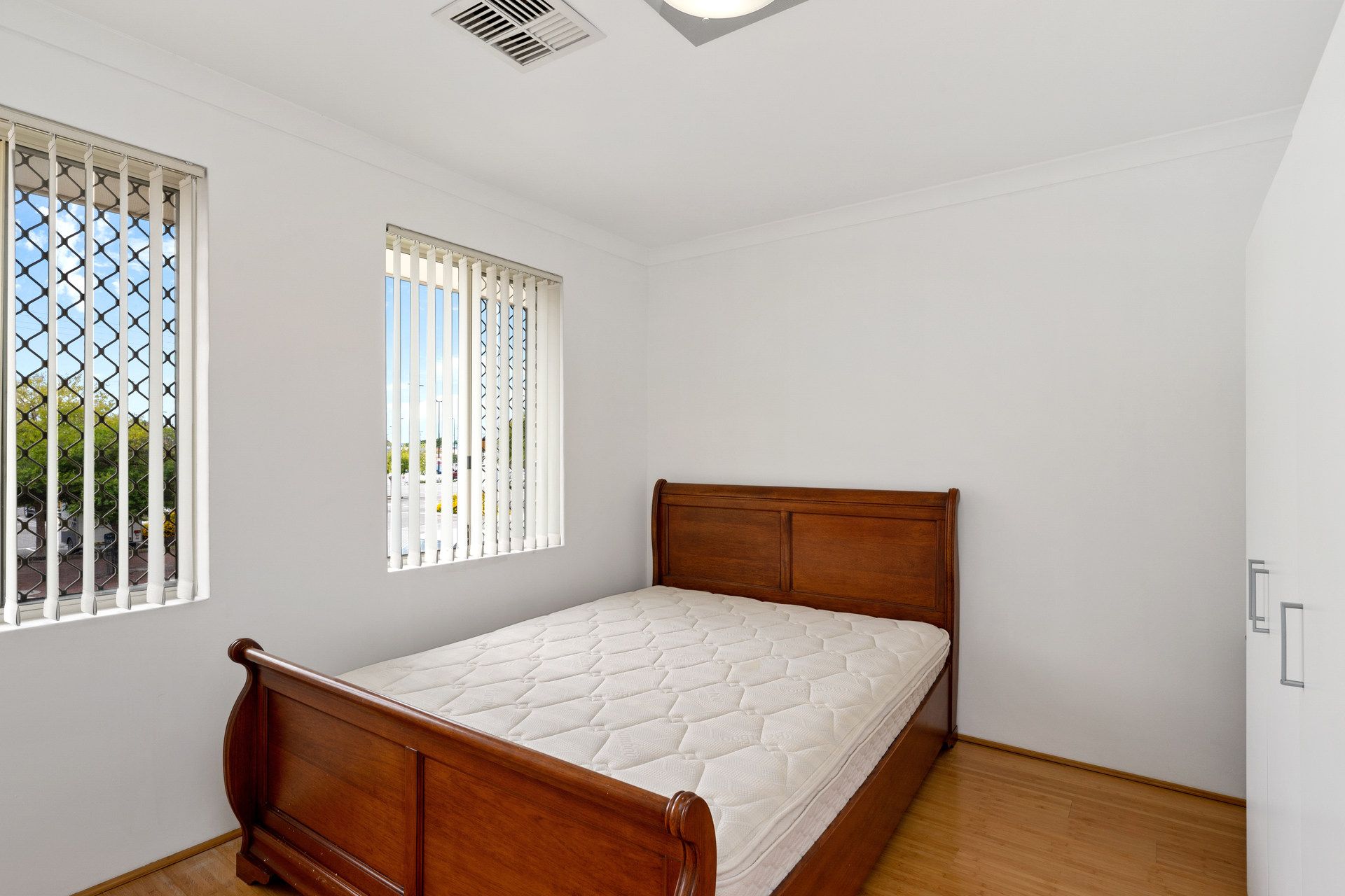 Stylish Double Storey Living in an Unbeatable Kewdale Location — photo 14 of 18