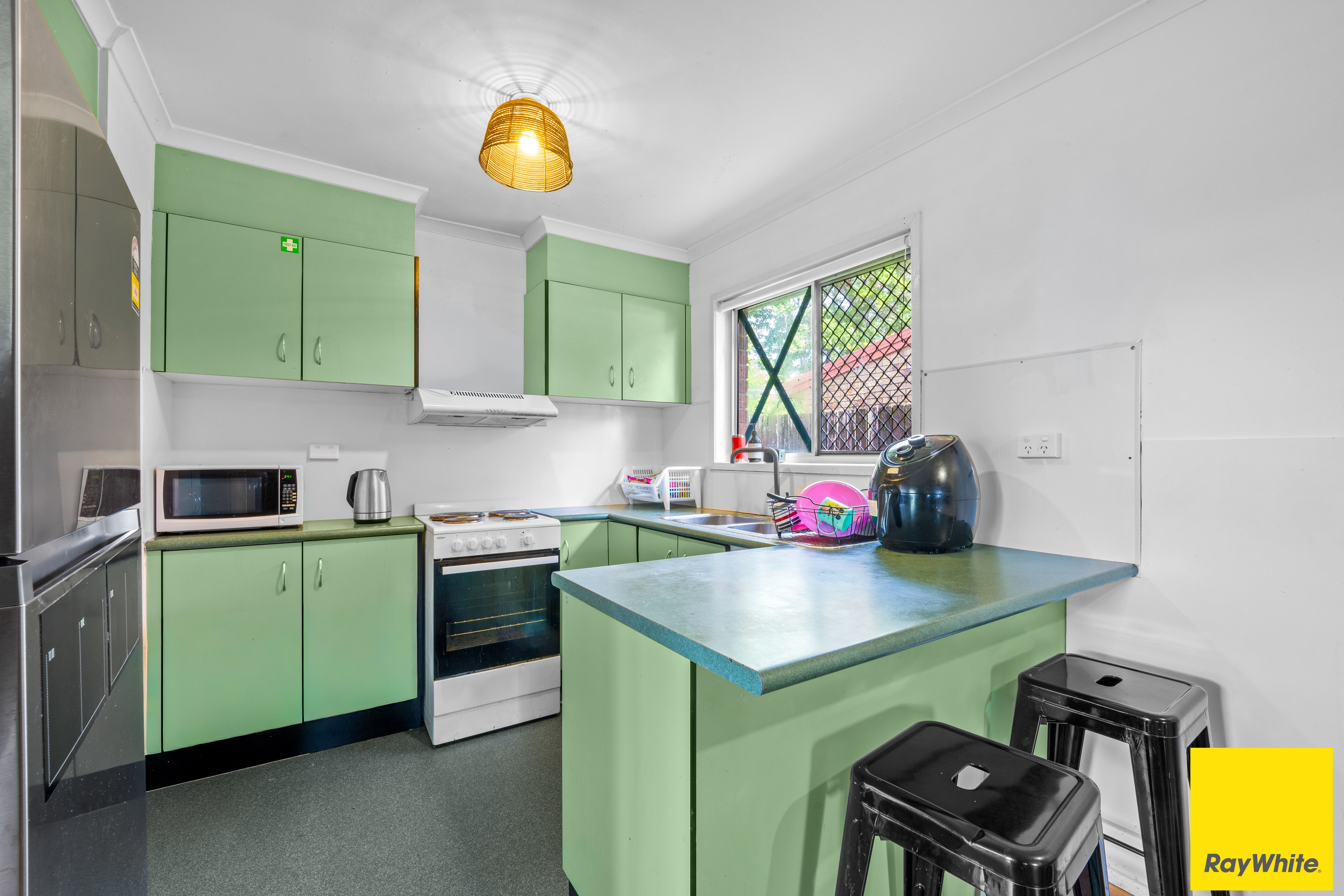 9 Rignold Street, Mooroobool, QLD 4870