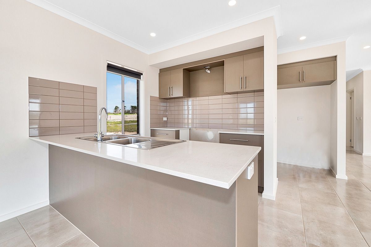 15 Mireland Street, Clyde North, VIC 3978