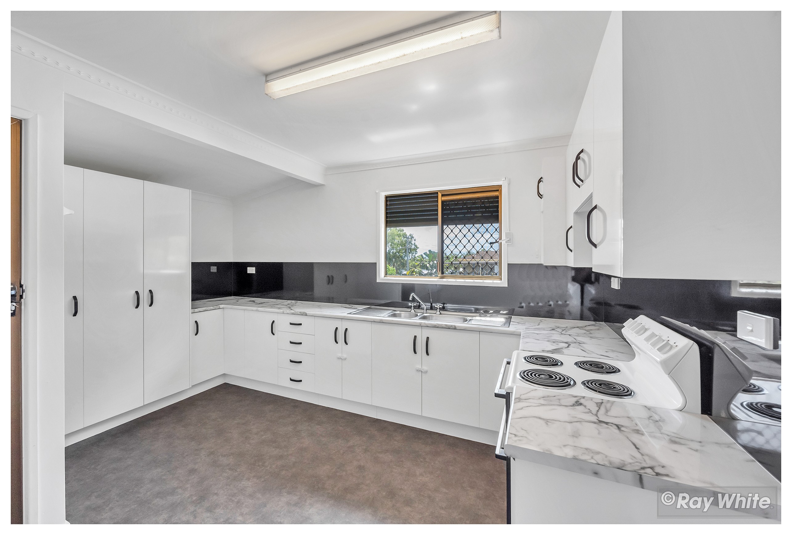 296 Bloxsom Street, Koongal, QLD 4701