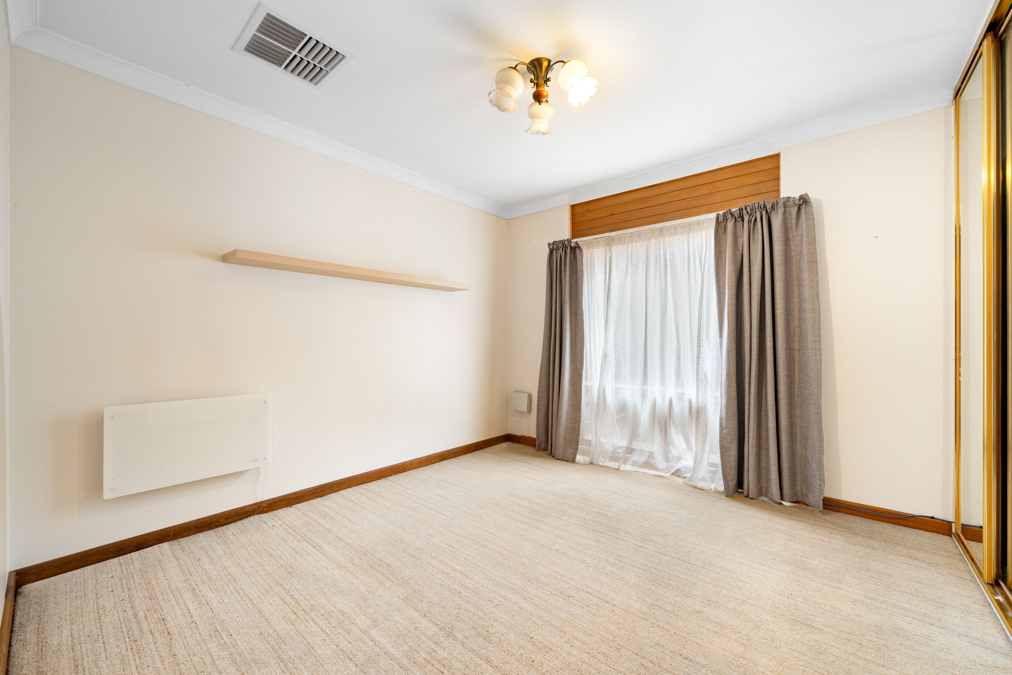 15 Hoylake Crescent — photo 11 of 22