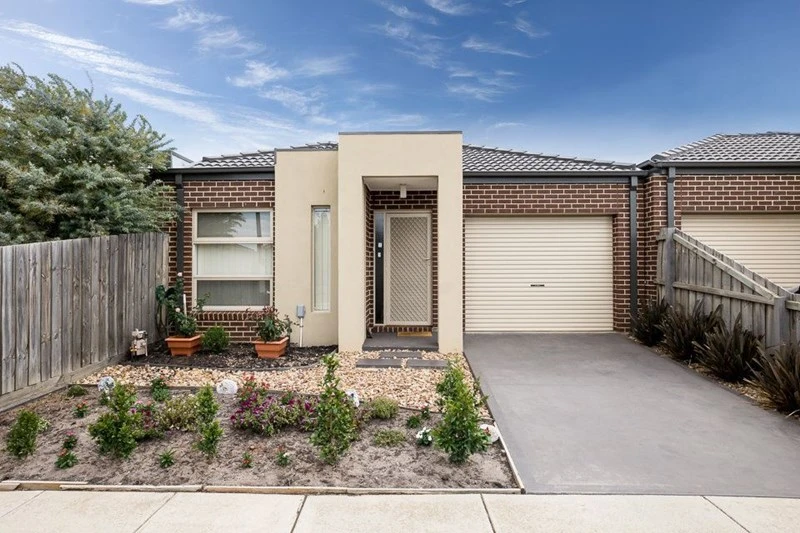 2/27 Red Robin Road, Truganina, VIC 3029