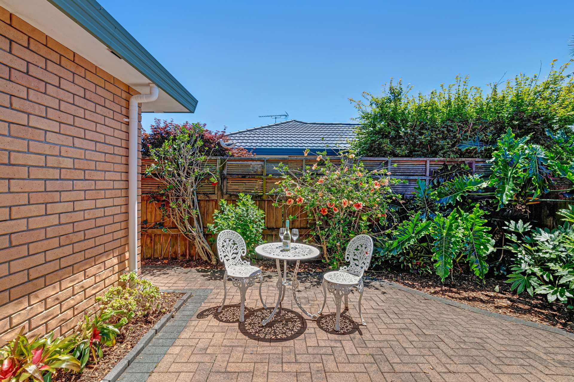 20 Red Hibiscus Road photo 16