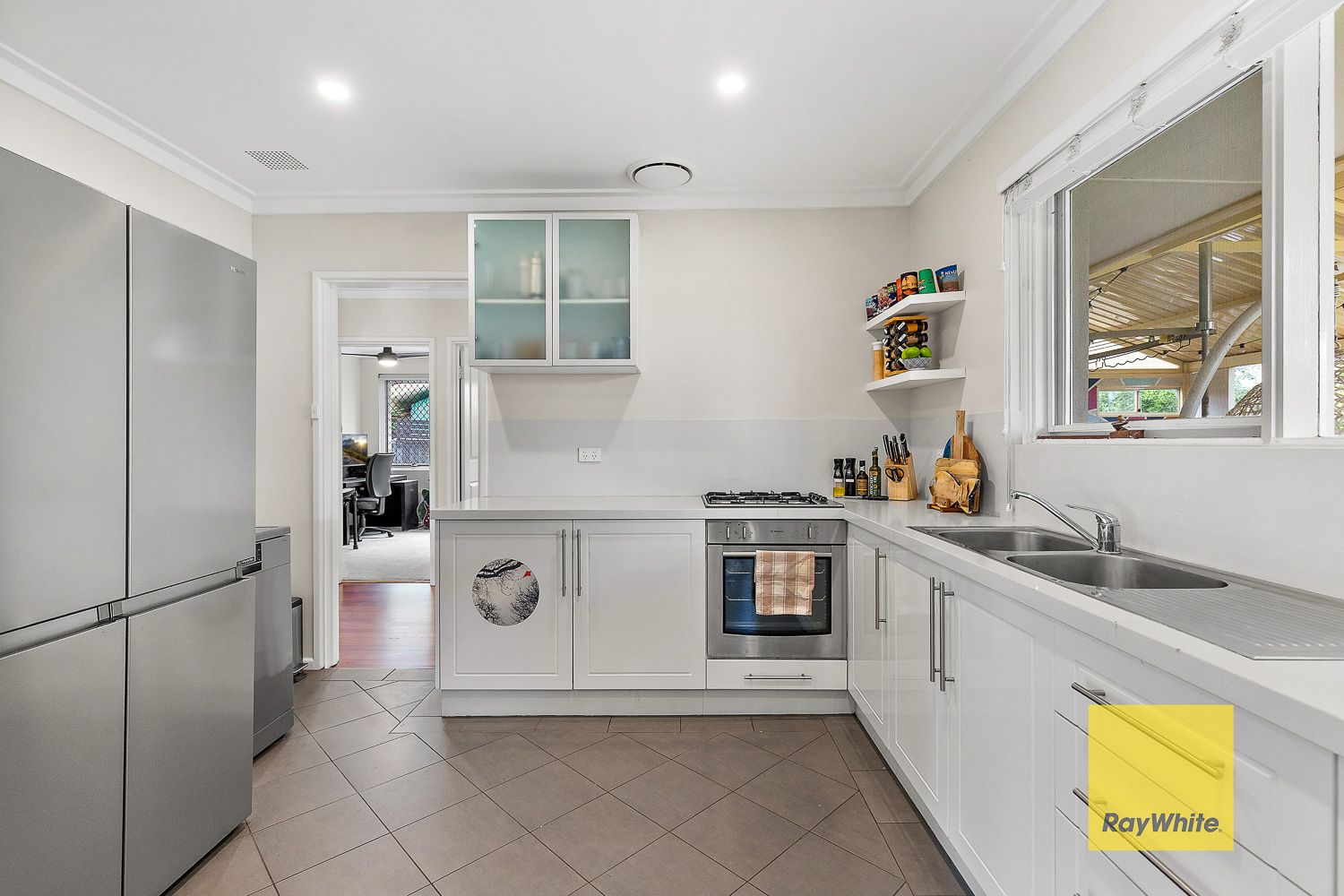 27 Glyndebourne Avenue — photo 3 of 23
