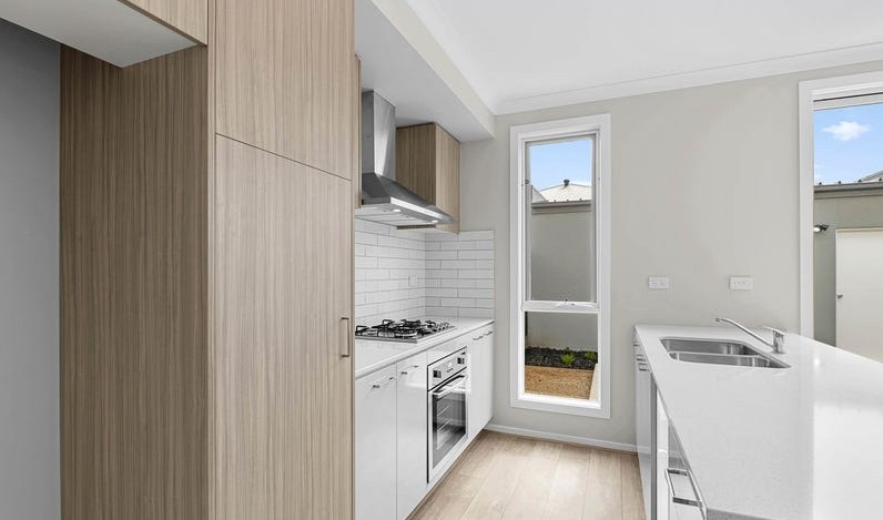 16 Pewter Walk, Clyde North, VIC 3978