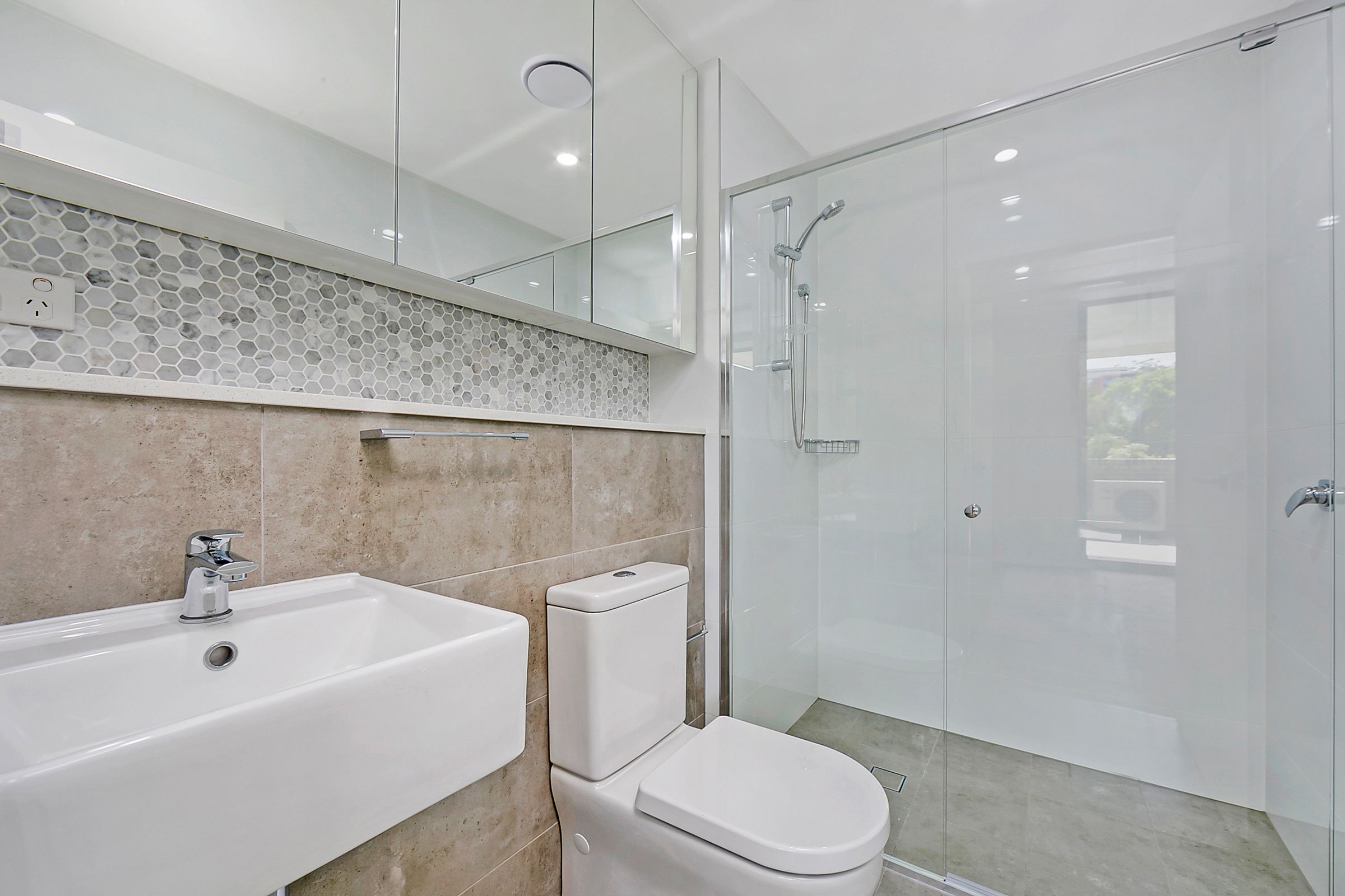 304/30 Donald Street — photo 4 of 5