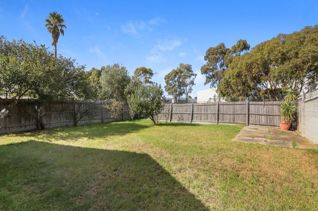 27 Morrison Crescent — photo 10 of 11