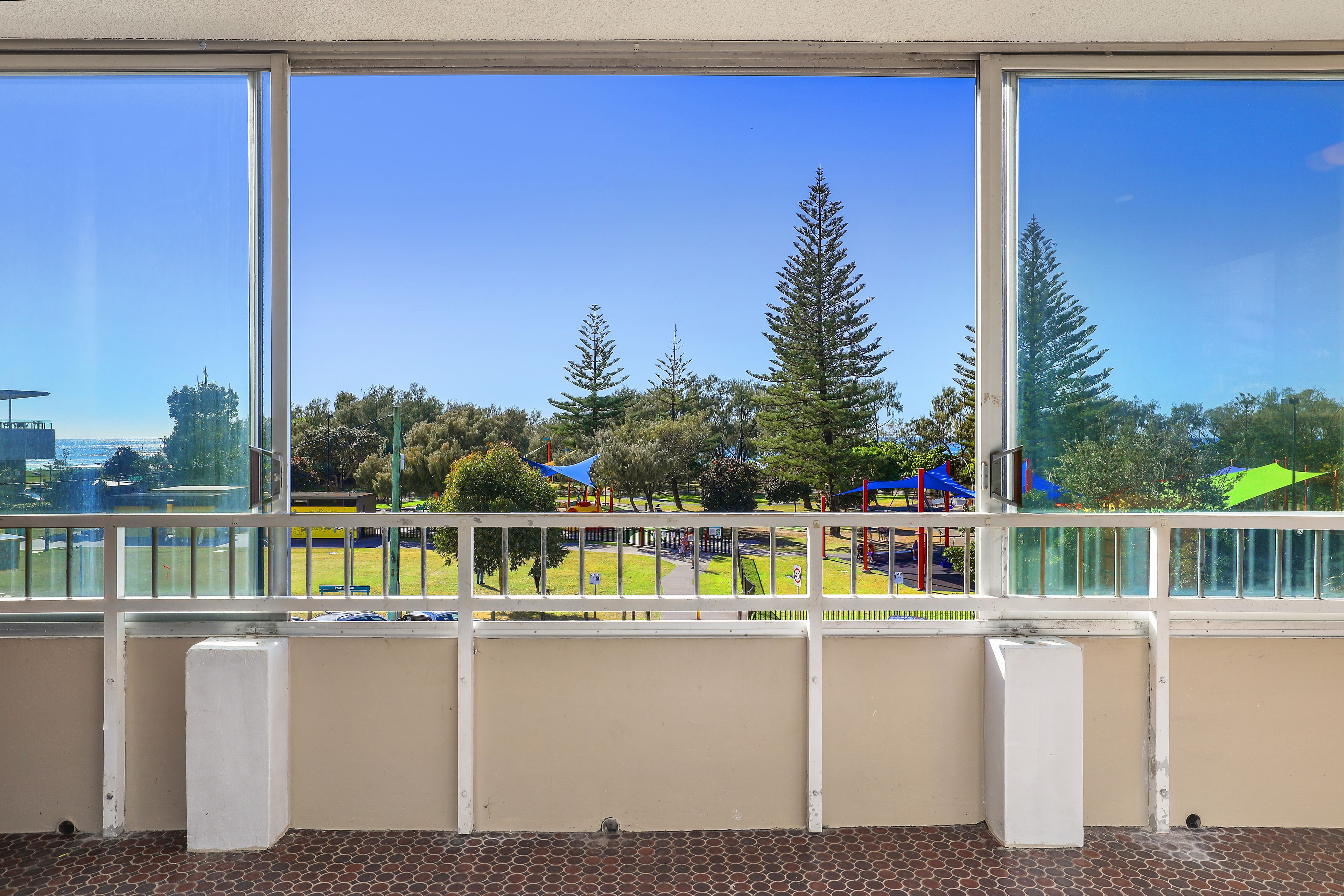 10/4 Elizabeth Avenue 'Broadbeach Towers', Broadbeach, QLD 4218