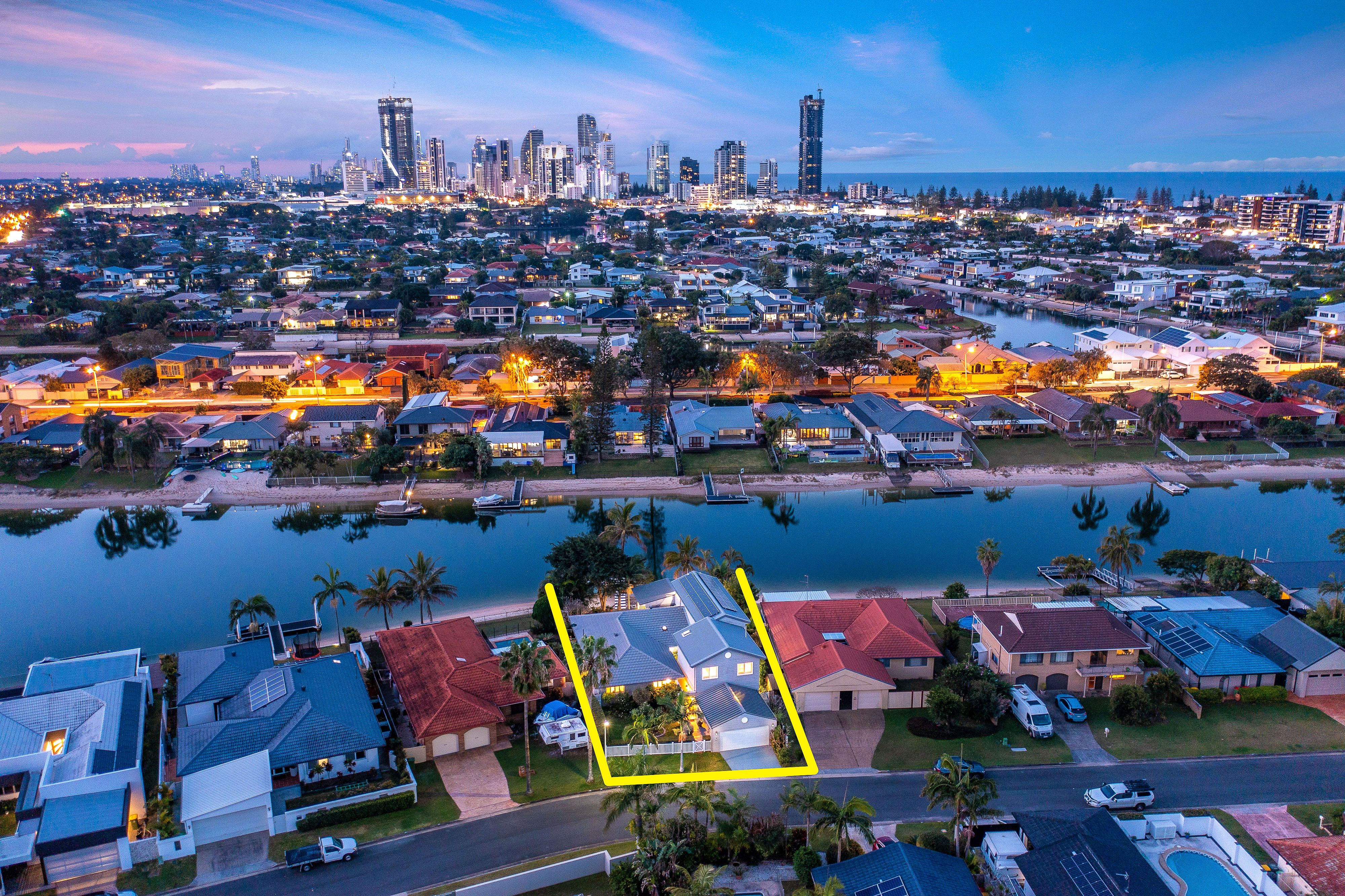 18 Weatherly Avenue, Mermaid Waters, QLD 4218