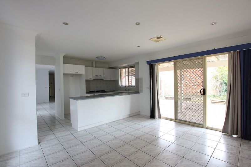 40 Hyacinth Avenue, Macquarie Fields, NSW 2564