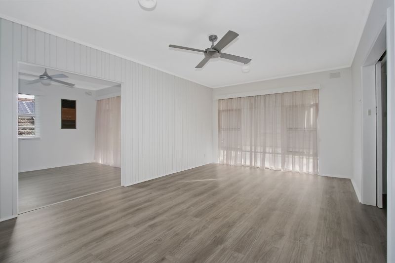 520 Saunders Road — photo 5 of 12