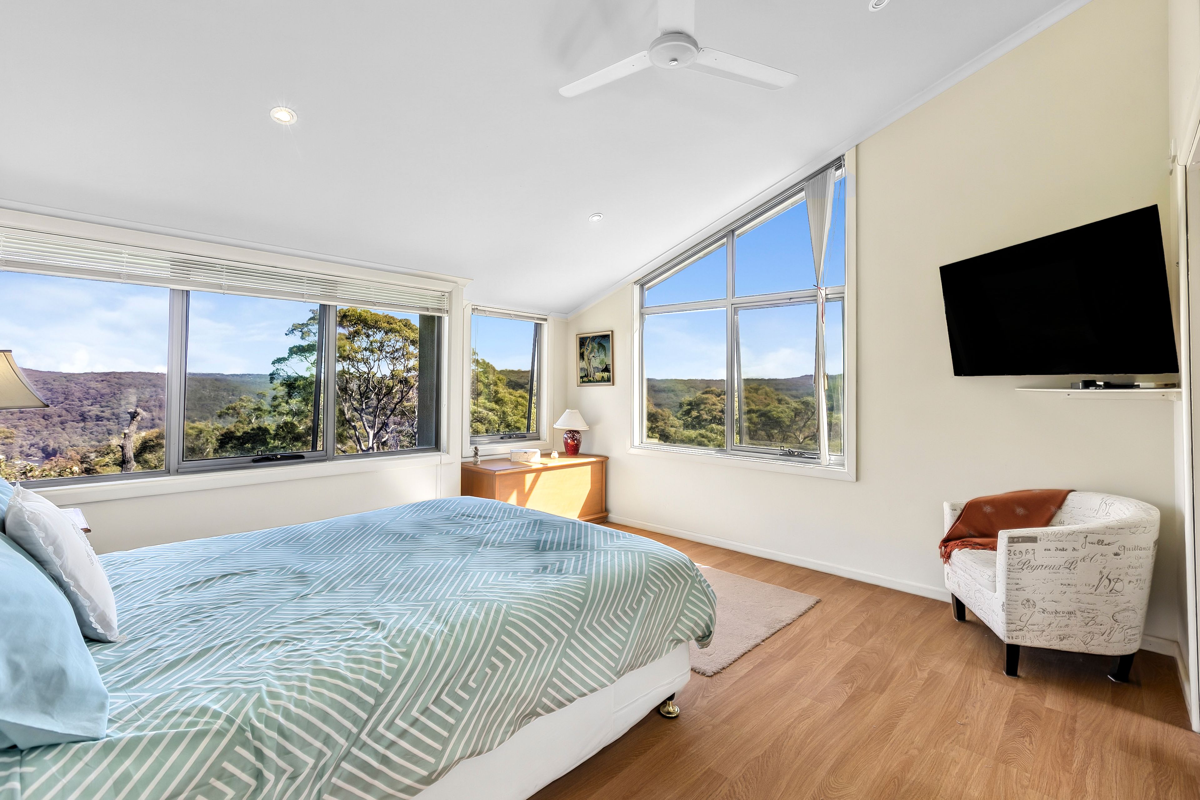 Wonderfully versatile and secluded family sanctuary in a whisper-quiet cul-de-sac with expansive bushland panoramas — photo 7 of 9