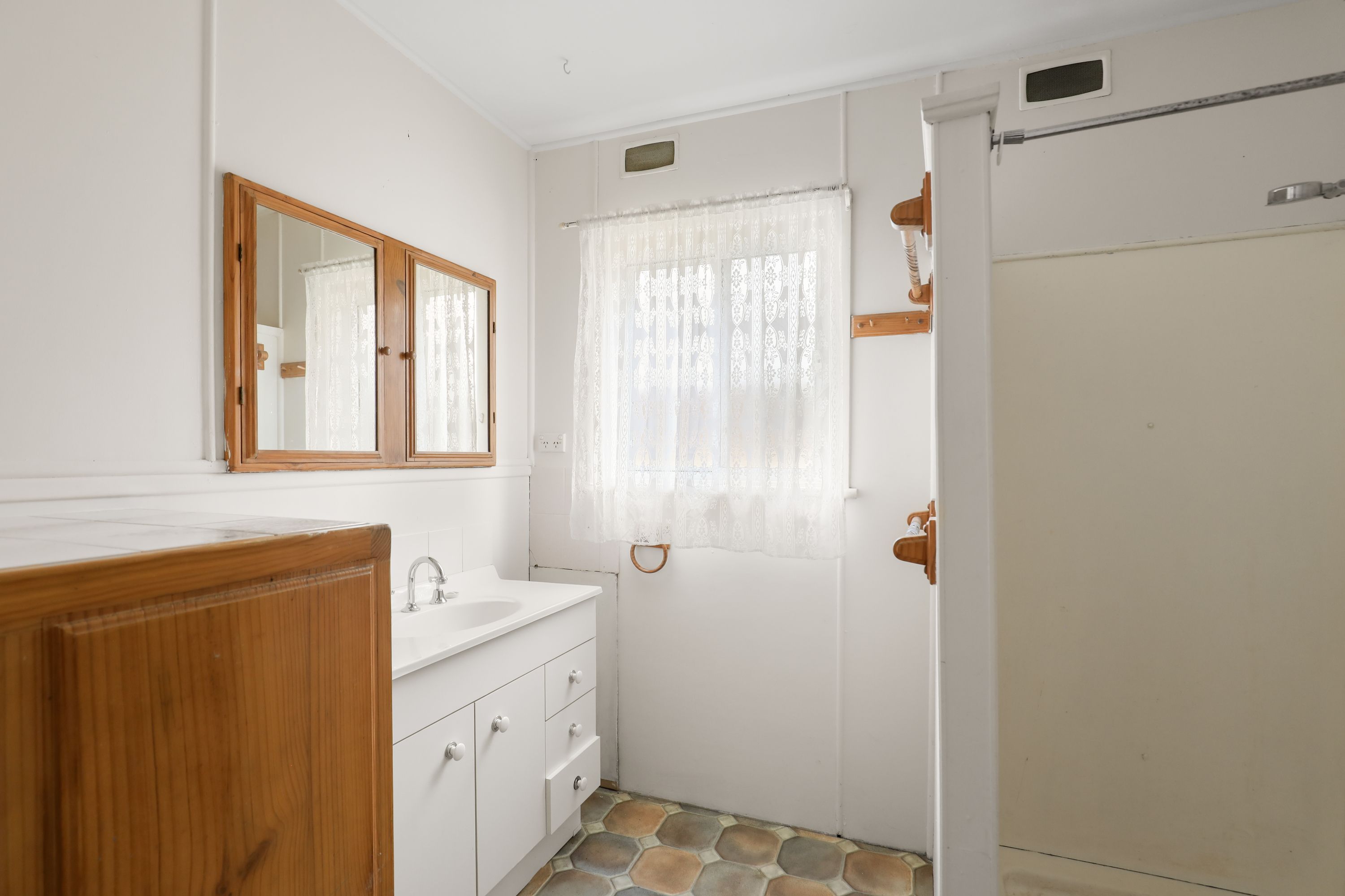 16 Elaine Avenue — photo 10 of 14