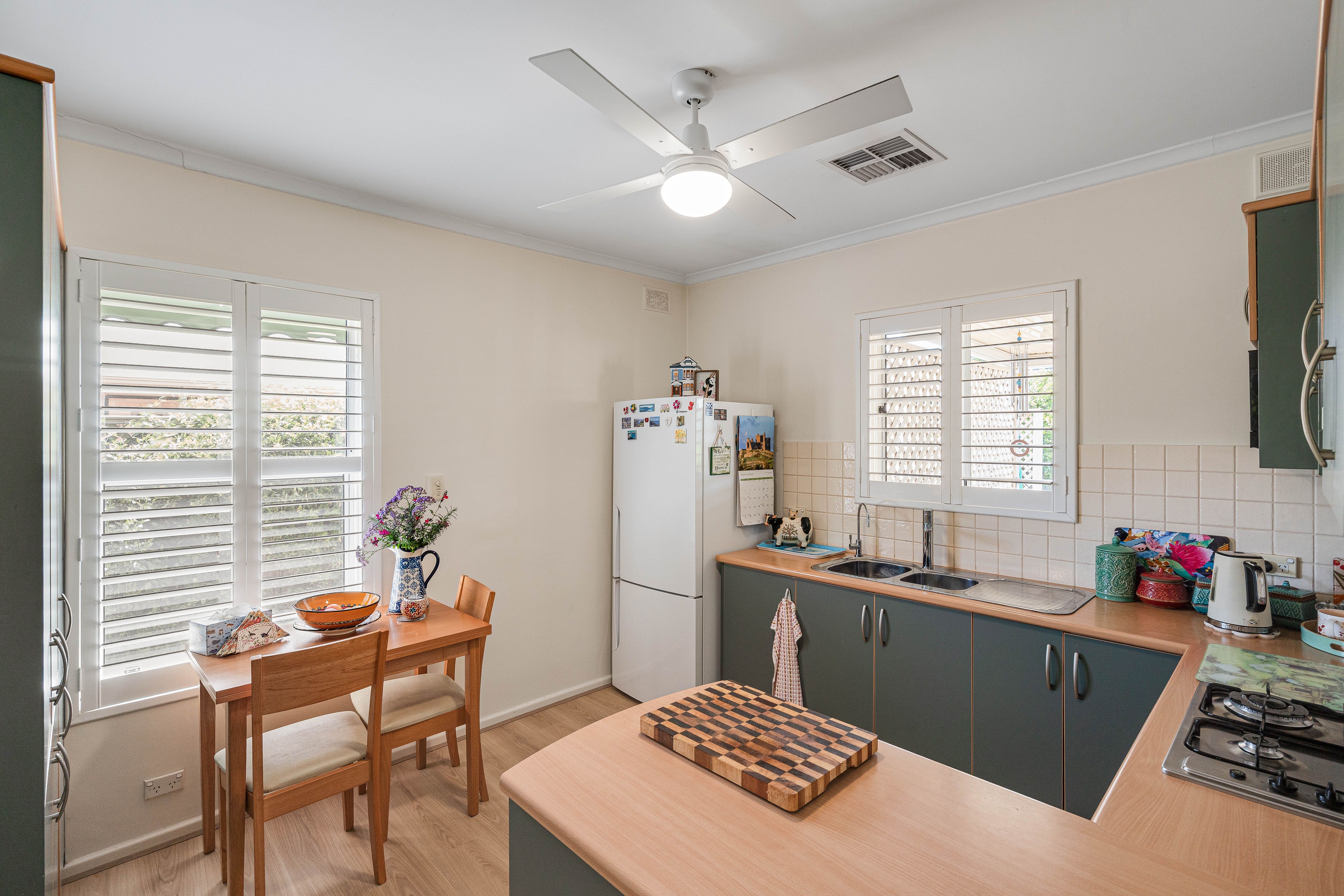 6 Hawkesbury Avenue — photo 5 of 22