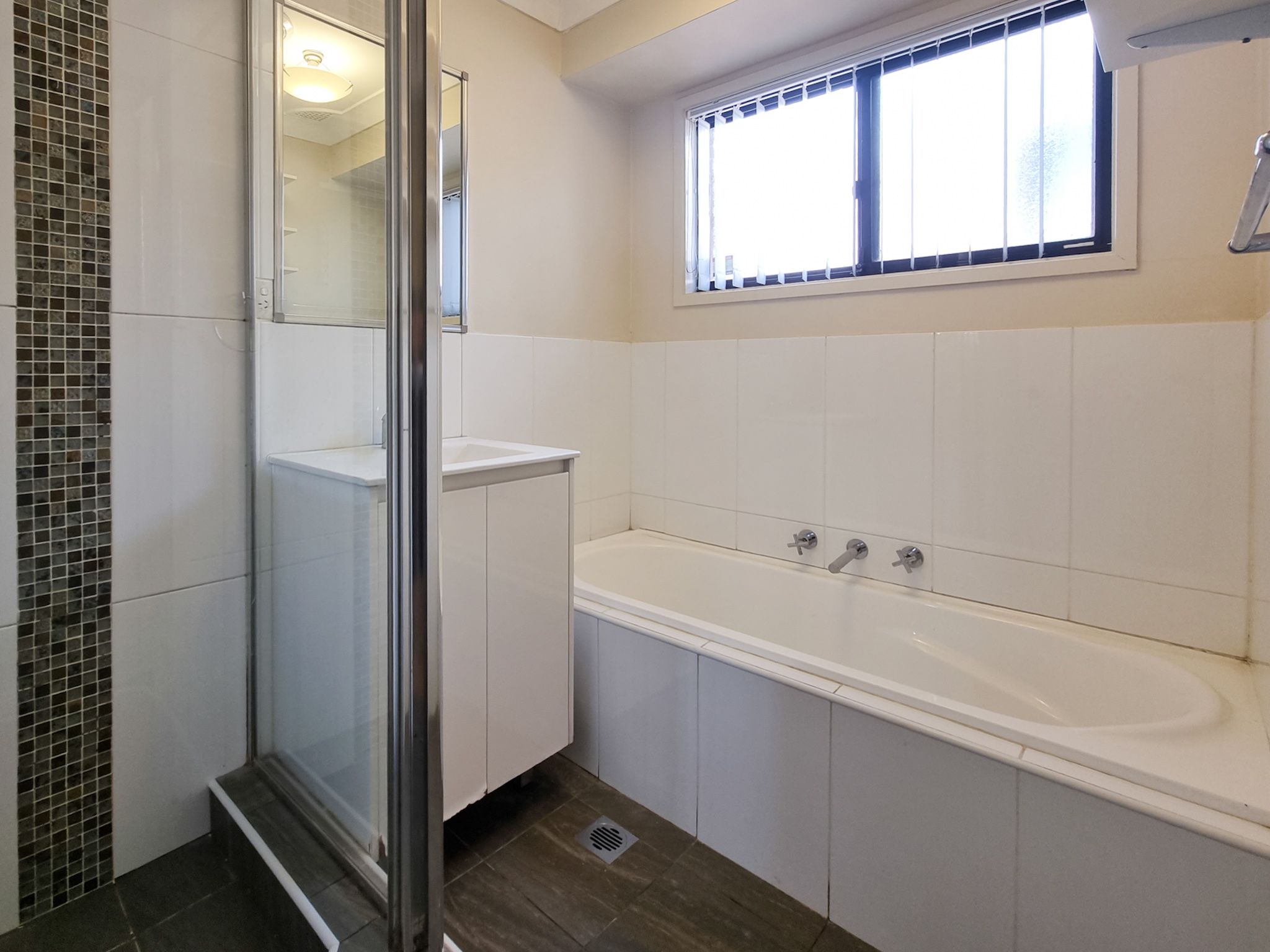 18 Octavia Avenue, Rosemeadow, NSW 2560