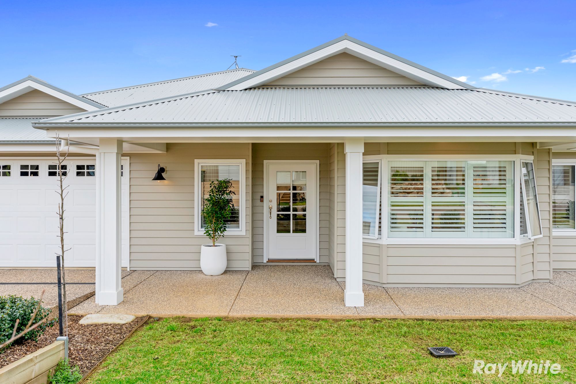 11 Lawrence Avenue, Gobbagombalin, NSW 2650