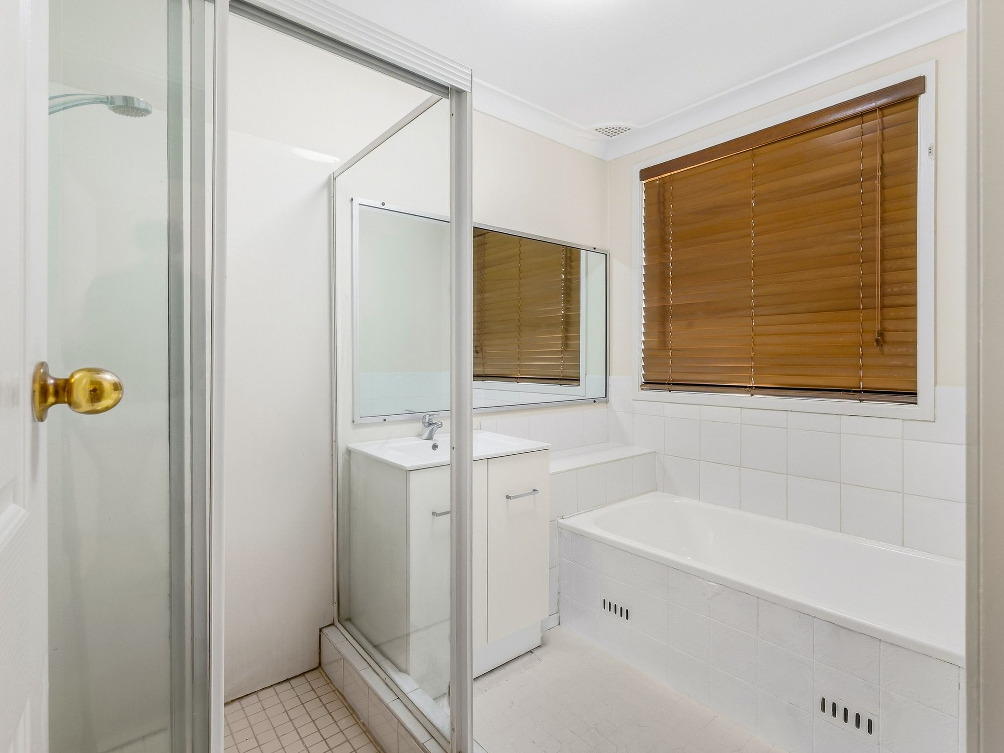 55 Warburton Crescent — photo 9 of 15