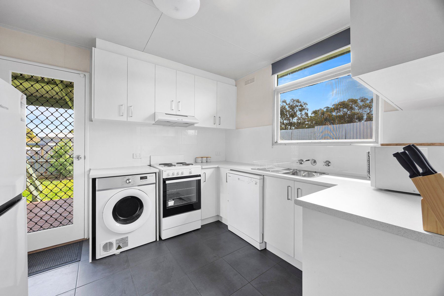 1/4 Sutherland Street — photo 4 of 11