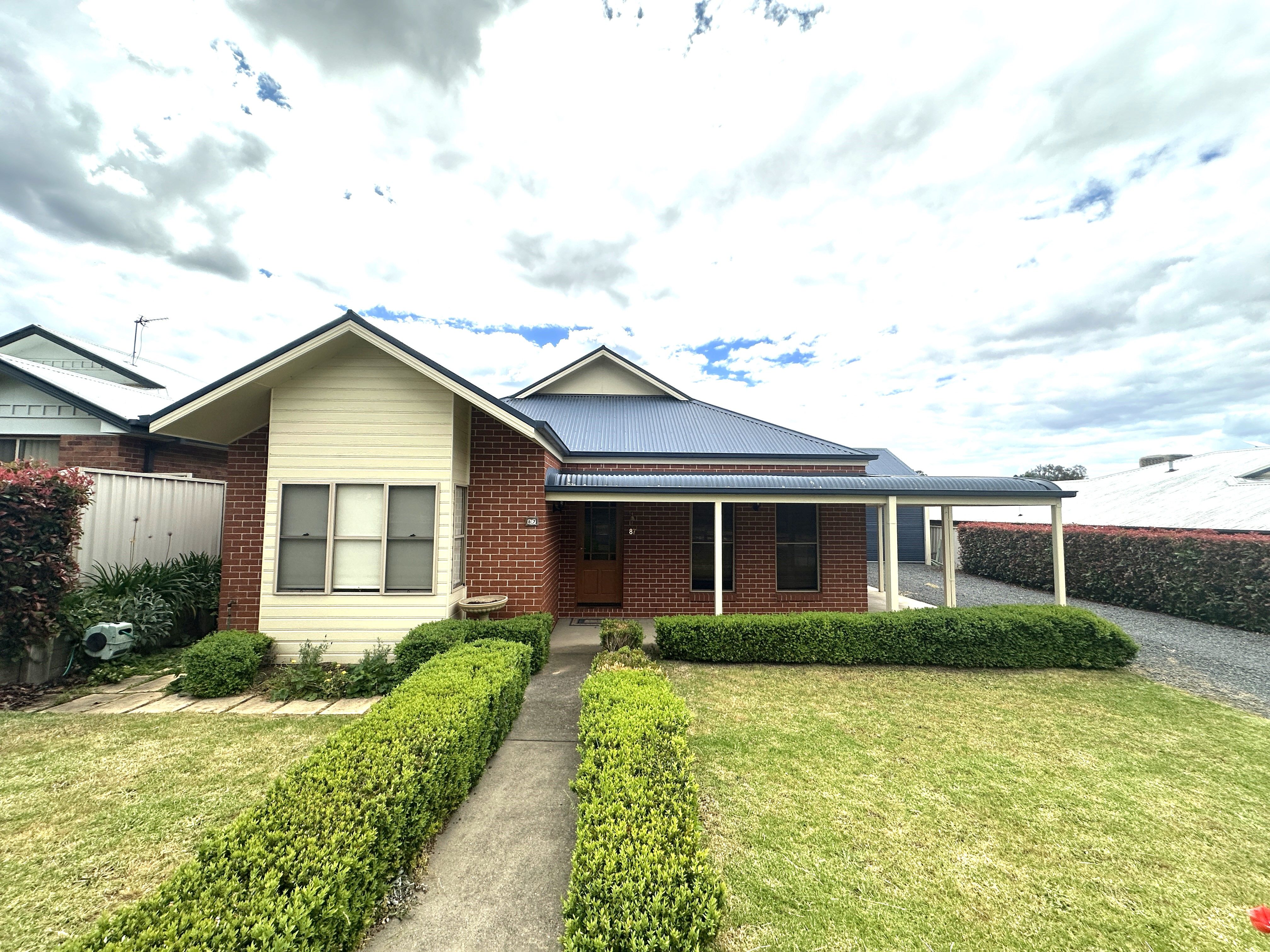 87 Sydney Street — photo from Ray White Tumut