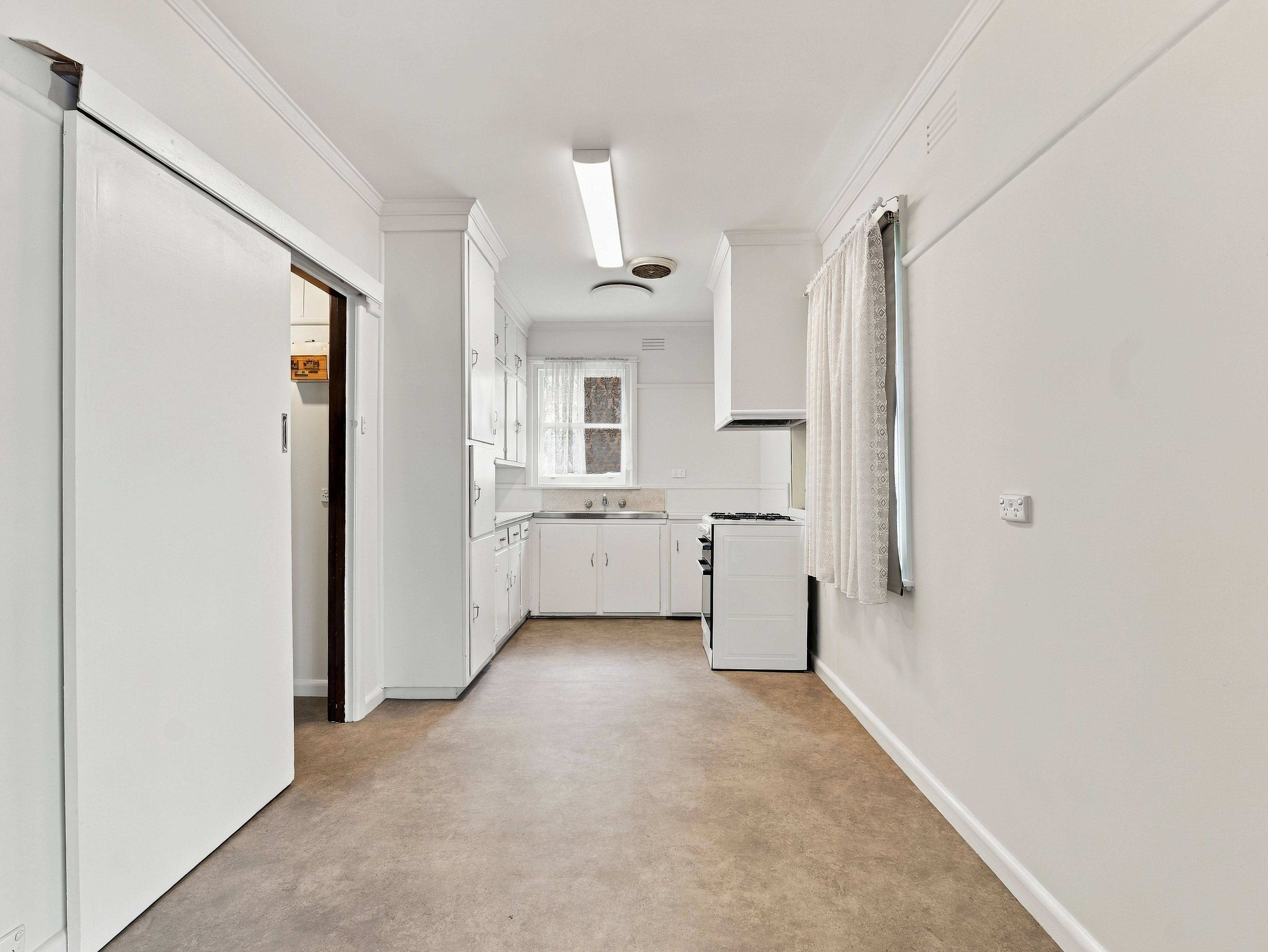 8 Robin Avenue — photo 3 of 12