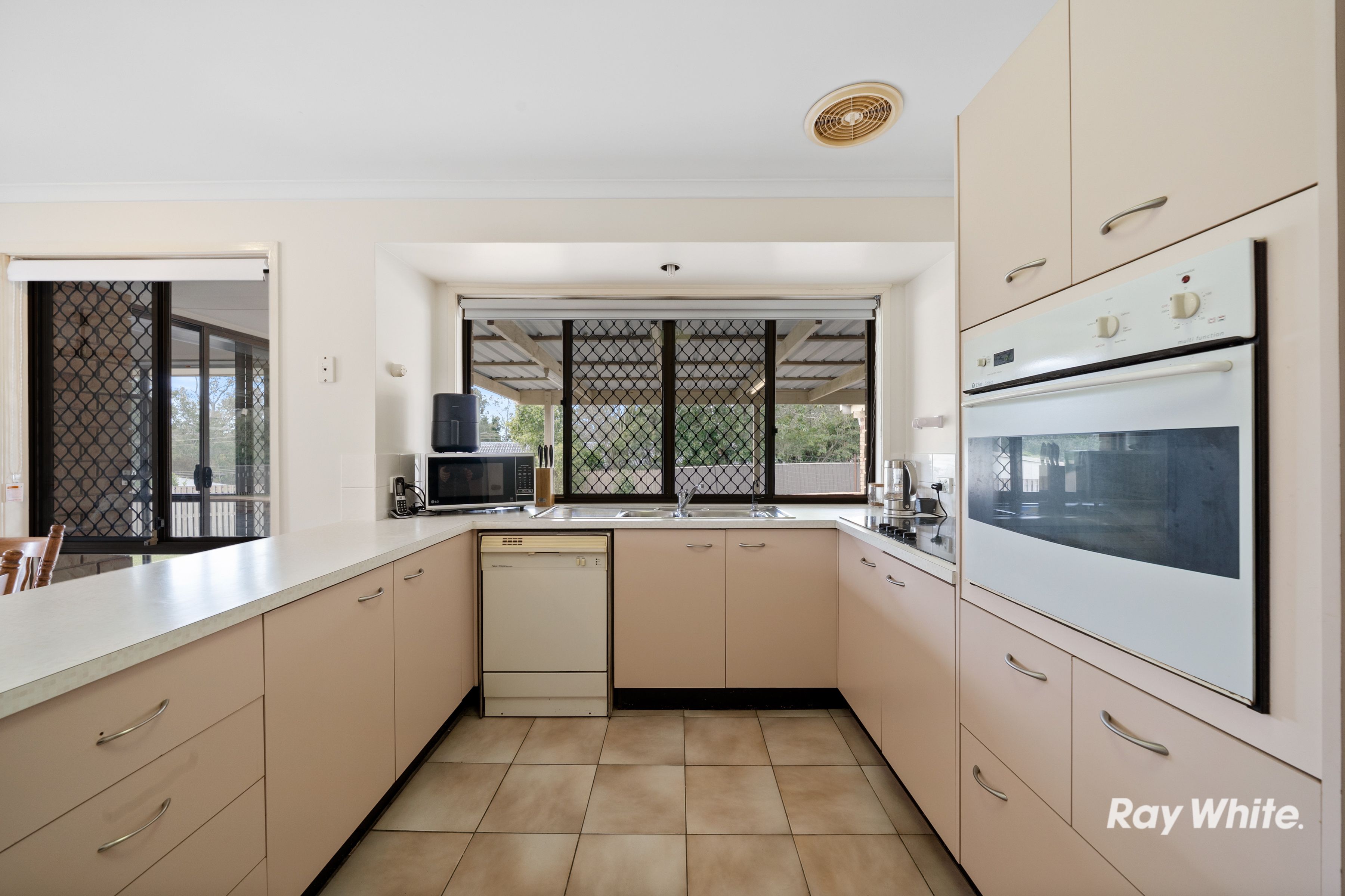 195 Castile Crescent — photo 11 of 19