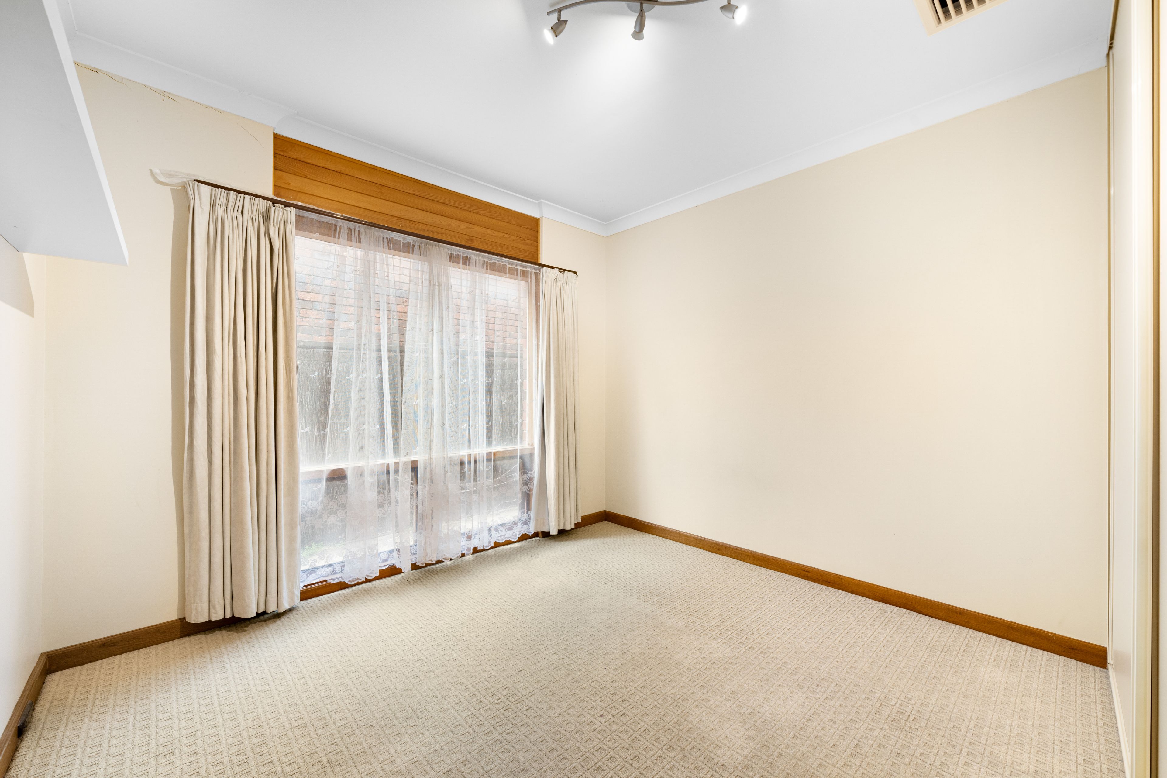 15 Hoylake Crescent — photo 12 of 22