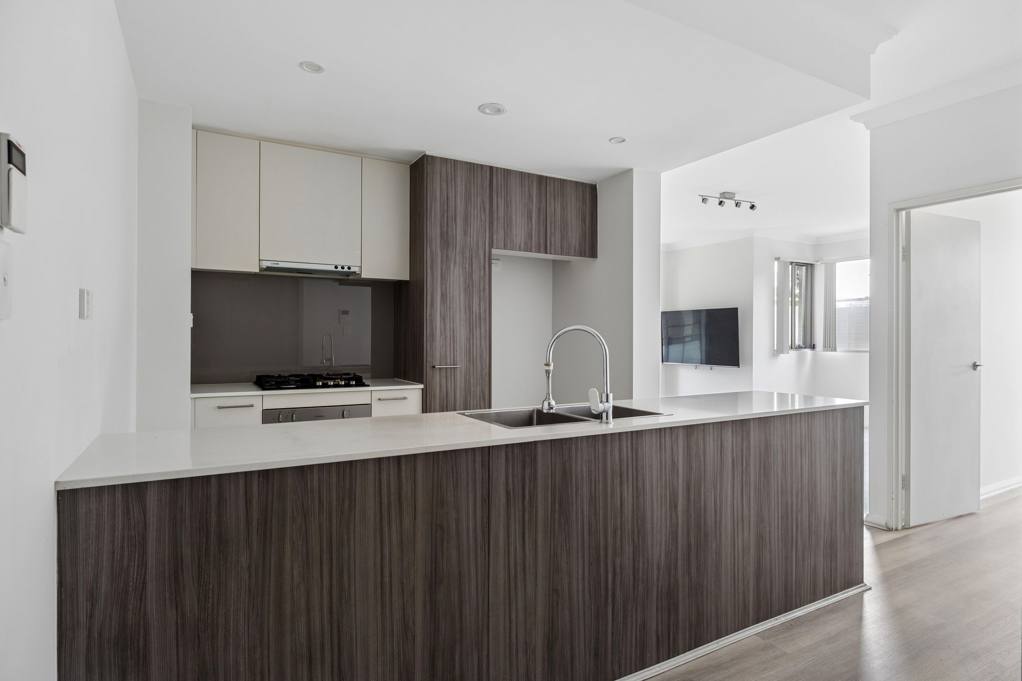 22/13-19 Seven Hills Road — photo 3 of 14