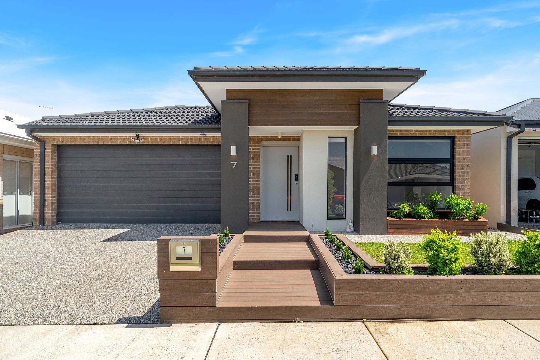 7 Magnolia Crescent — photo 2 of 17