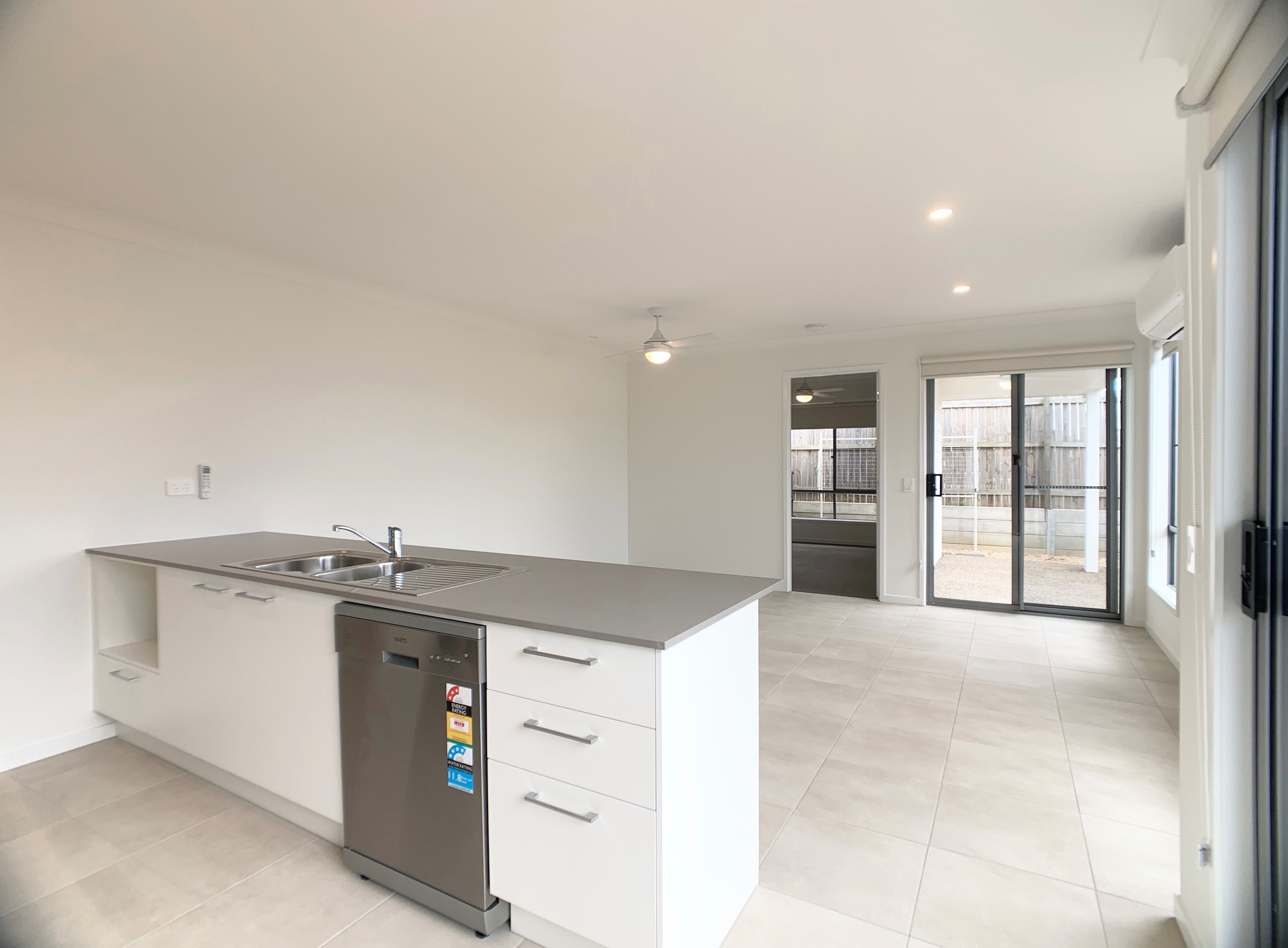 2/8 Sapphire Street, Park Ridge, QLD 4125