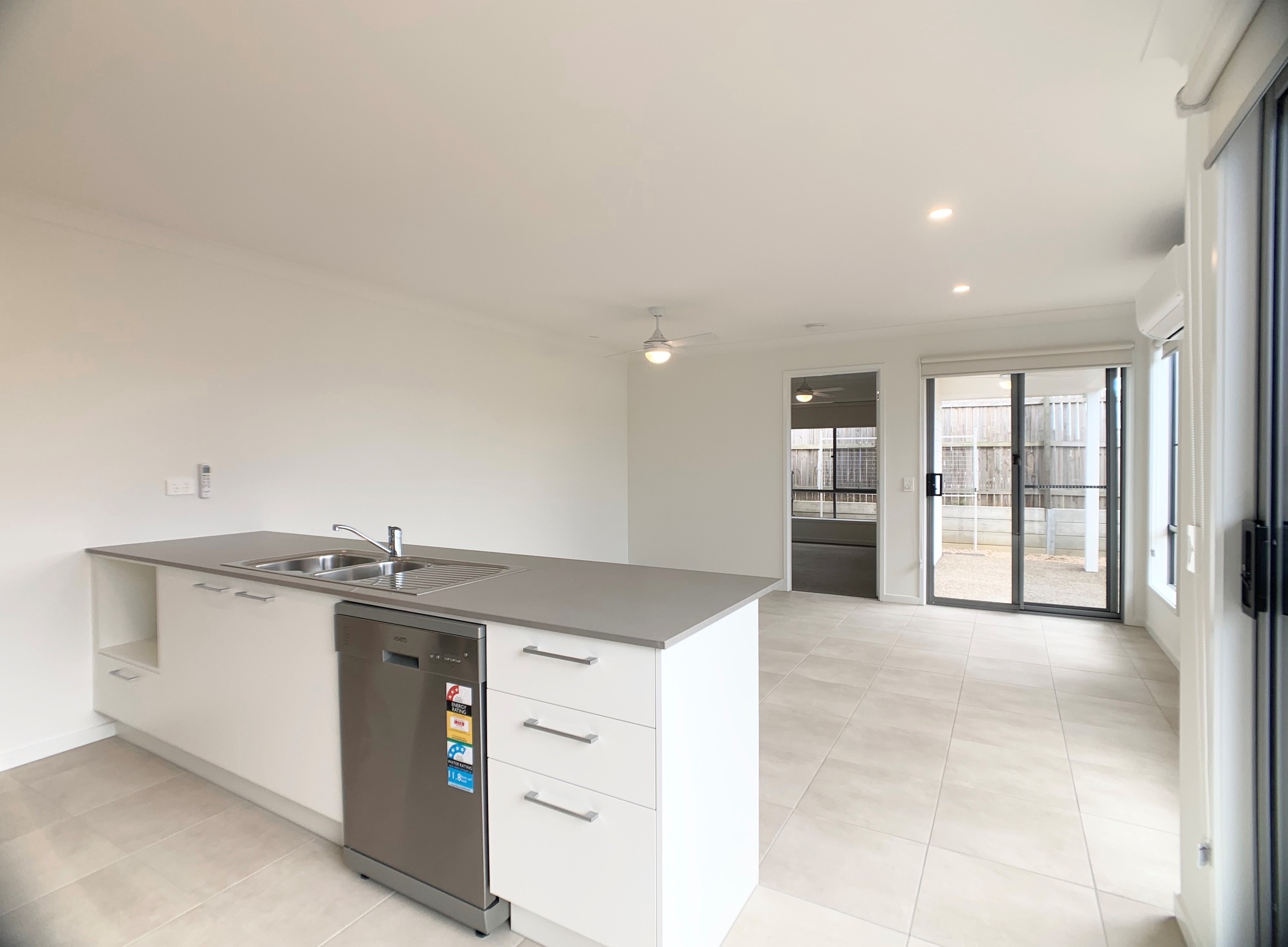 2/8 Sapphire Street, Park Ridge, QLD 4125