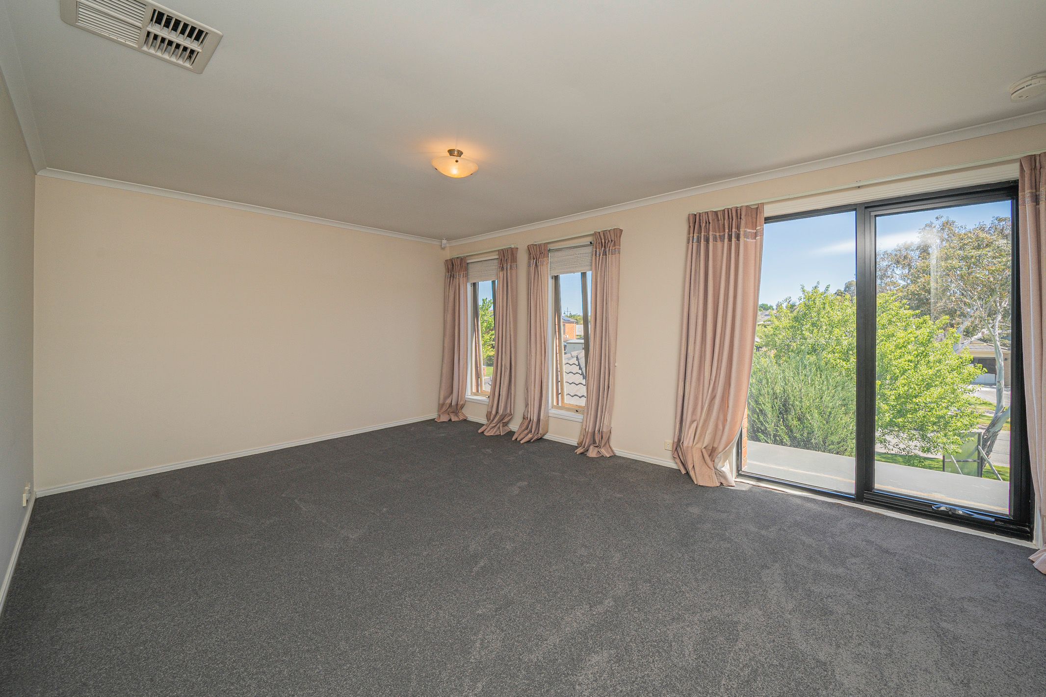 10 Lowanna Street — photo 7 of 17