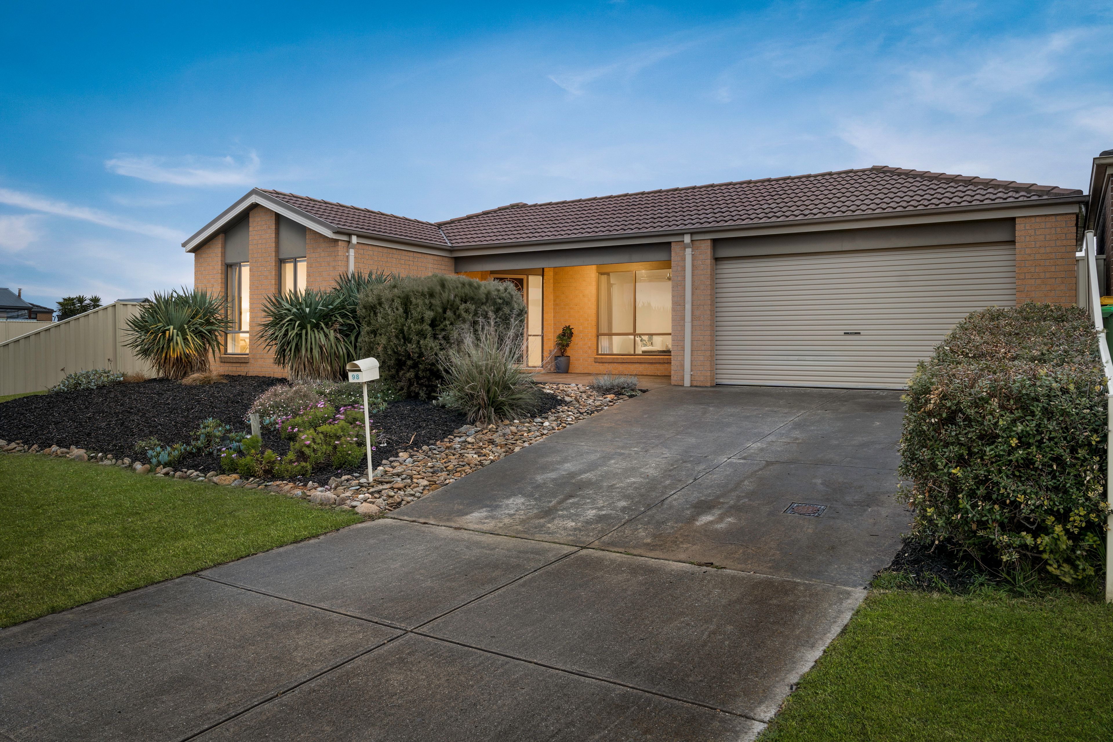 98 Blue Horizons Way, Pakenham, VIC 3810
