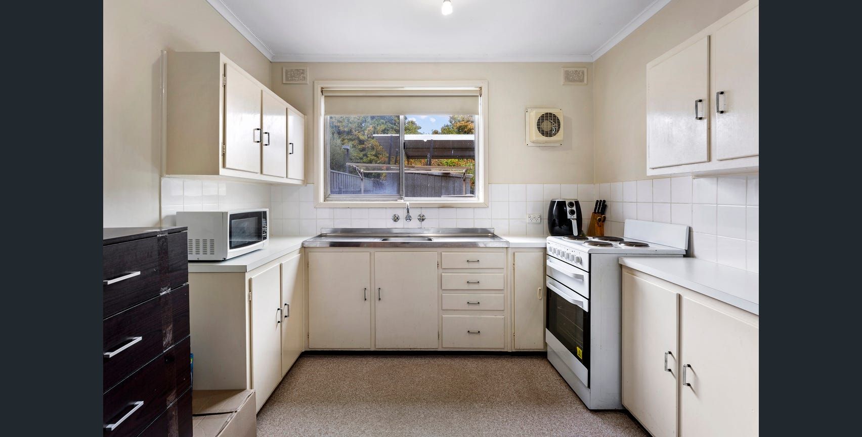 39 Adrian Street — photo 3 of 10