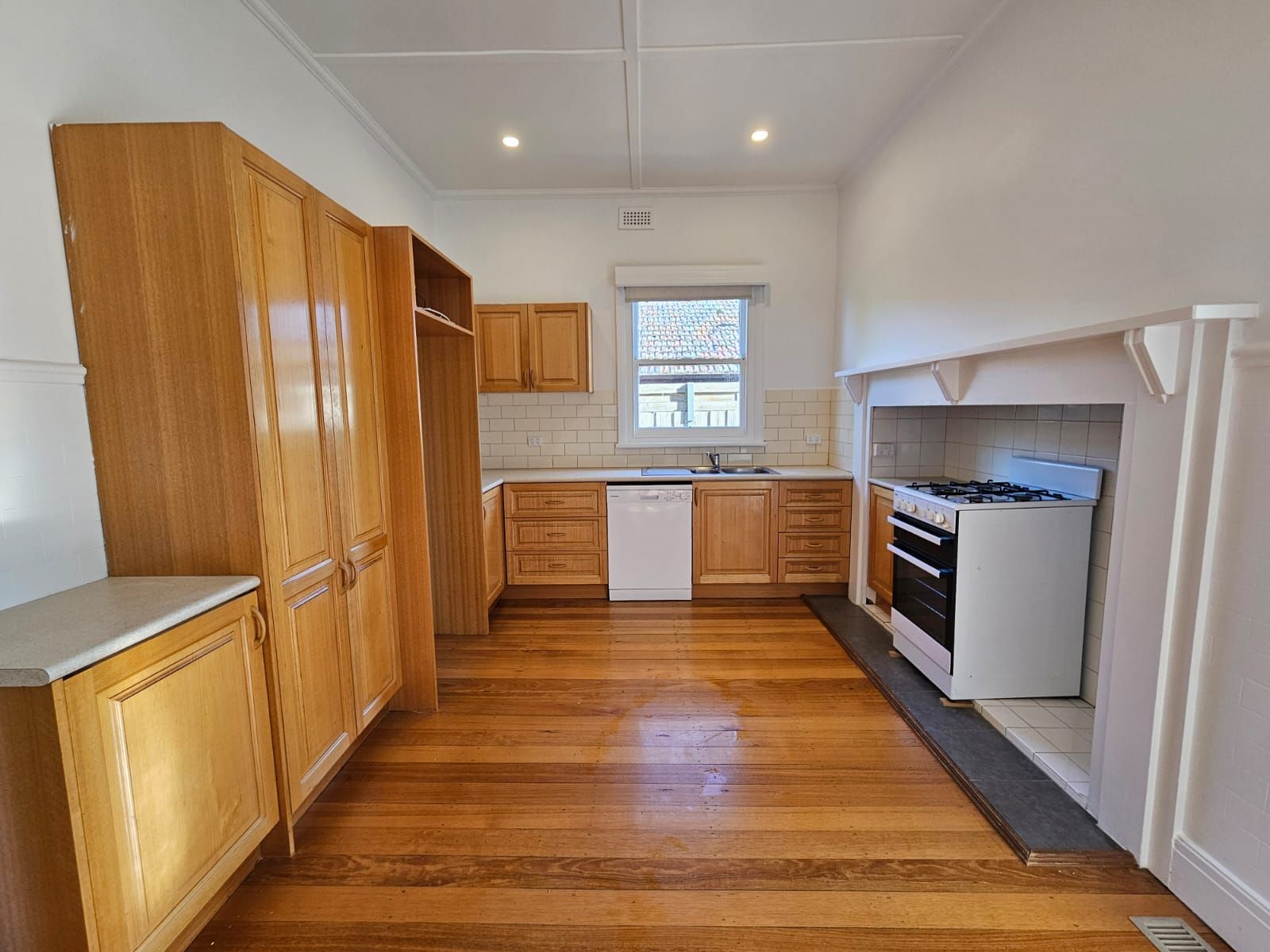 15 Crewe Road, Hughesdale, VIC 3166