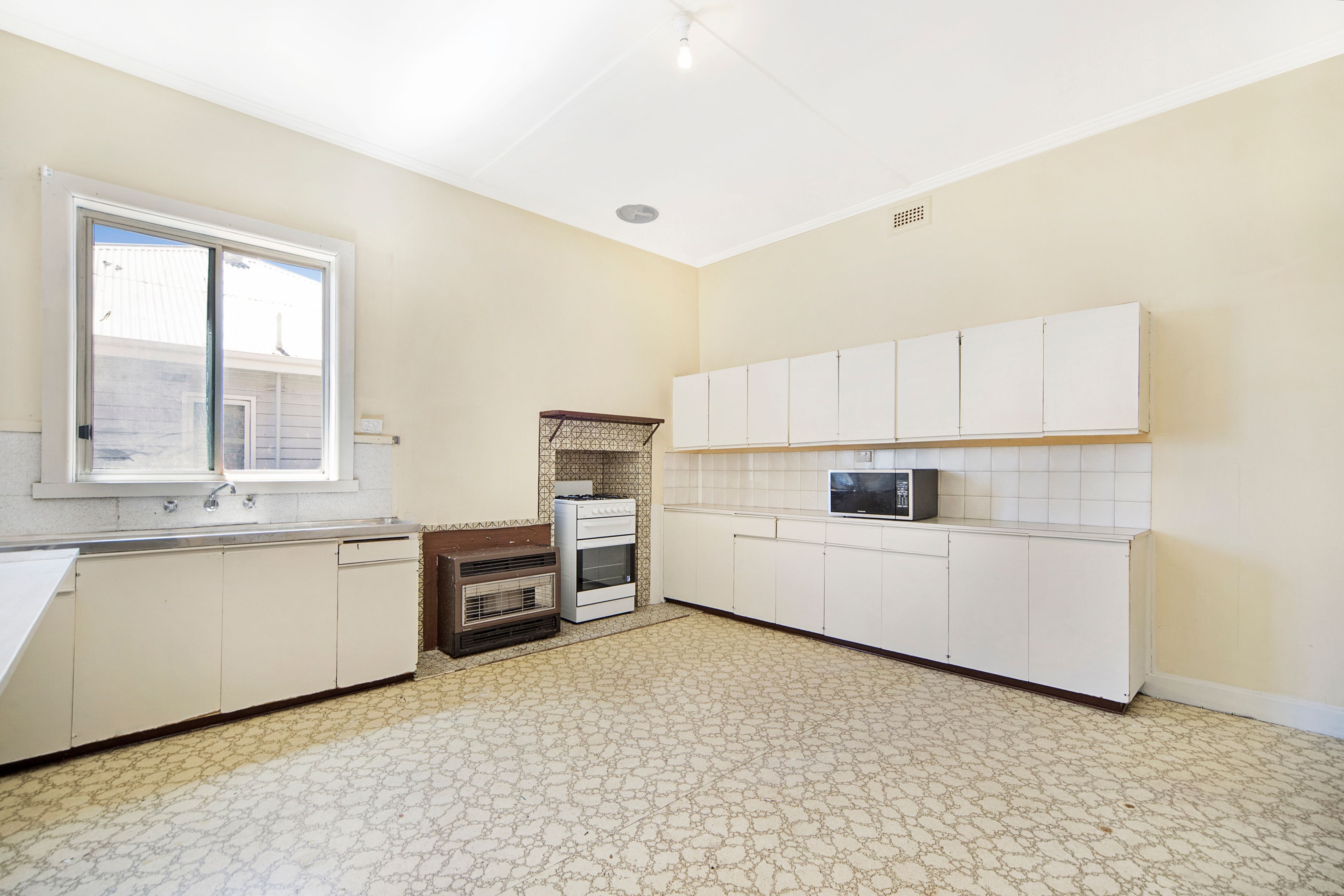 15 Birdwood Avenue, Sebastopol, VIC 3356