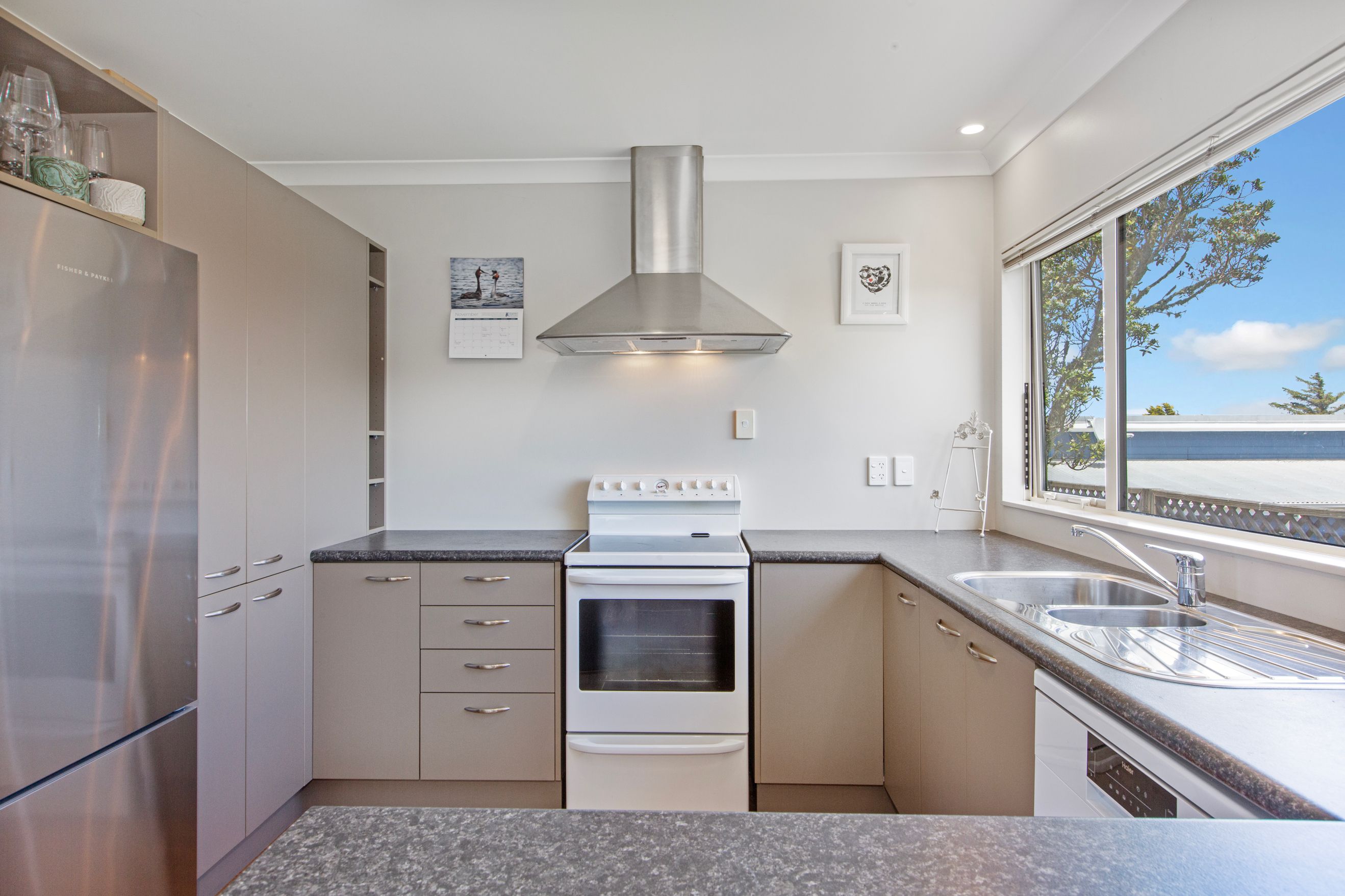 9B Pinkerton Grove, Newlands, Wellington City