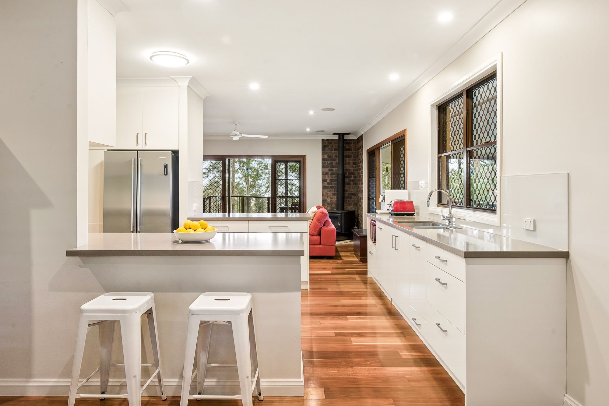 Leafy scenery in a stylishly renovated family retreat — photo 4 of 17